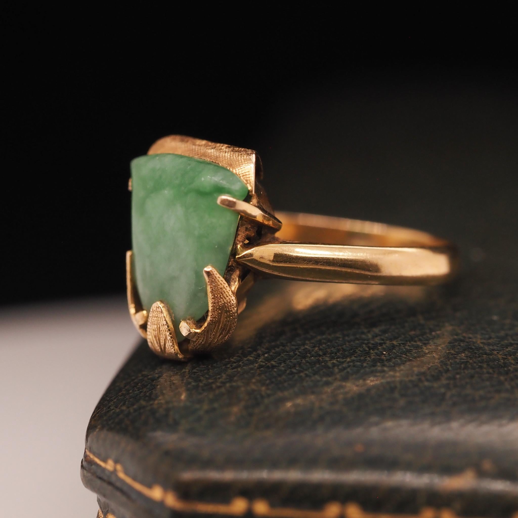 14K Yellow Gold Vintage Jade Ring For Sale 3