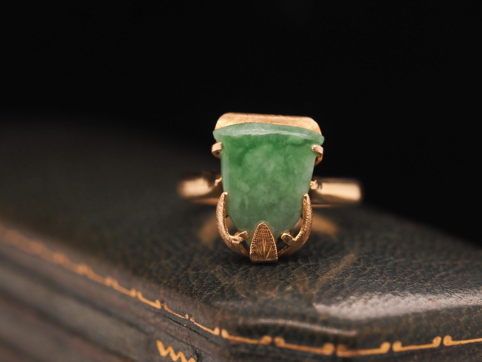 14K Yellow Gold Vintage Jade Ring For Sale 4