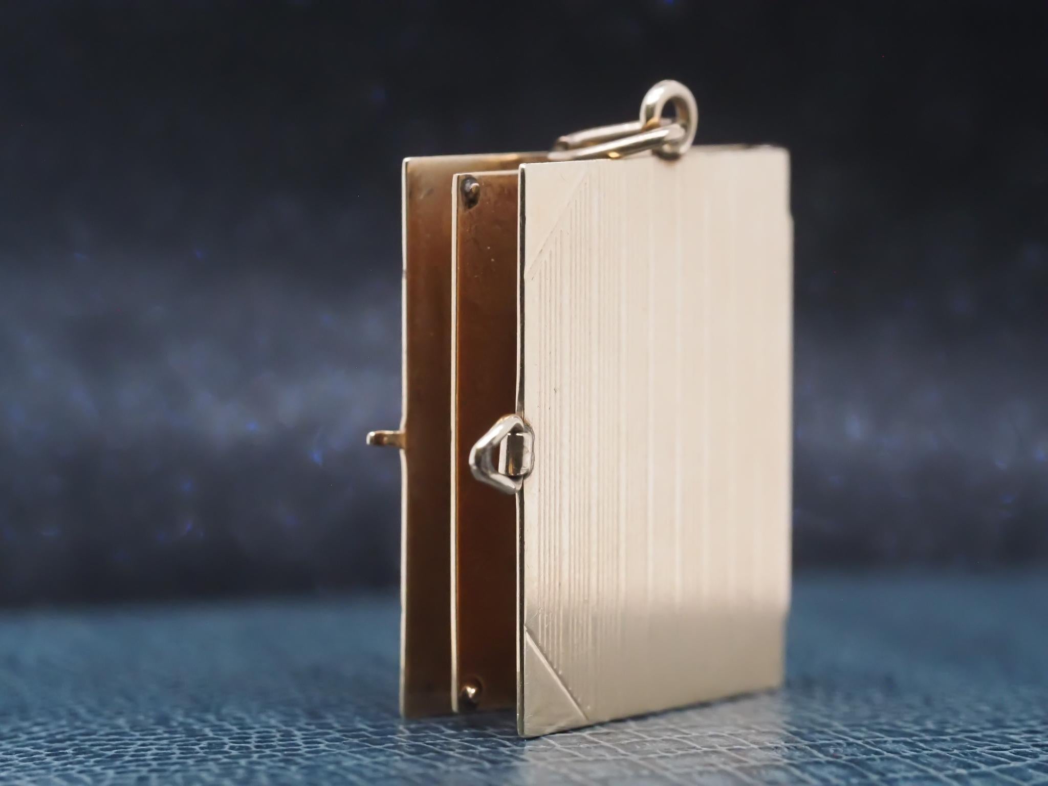 Donna Charm per taccuino vintage in oro giallo 14K con pagina bianca aperta in vendita