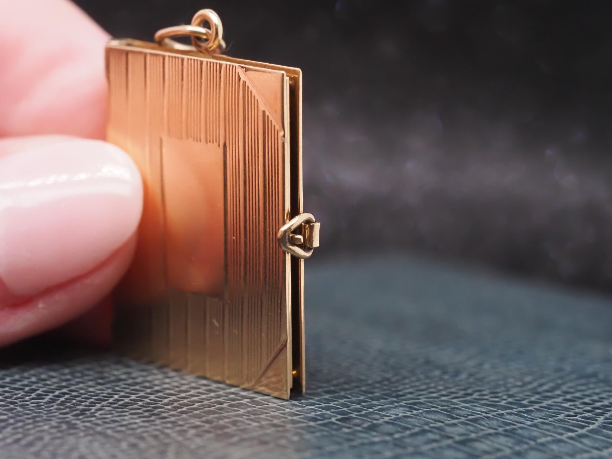 Charm per taccuino vintage in oro giallo 14K con pagina bianca aperta in vendita 3