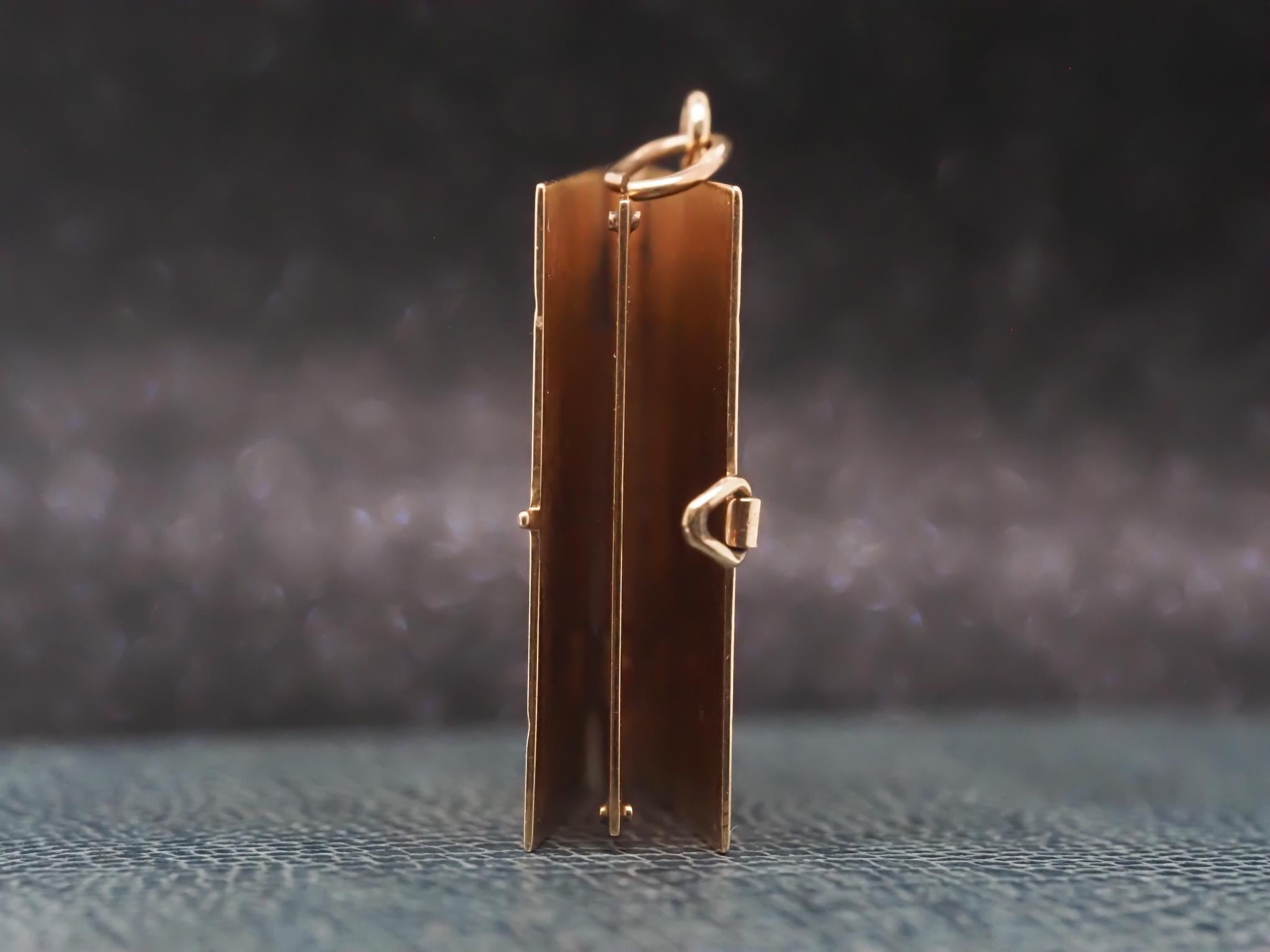 Charm per taccuino vintage in oro giallo 14K con pagina bianca aperta in vendita 4