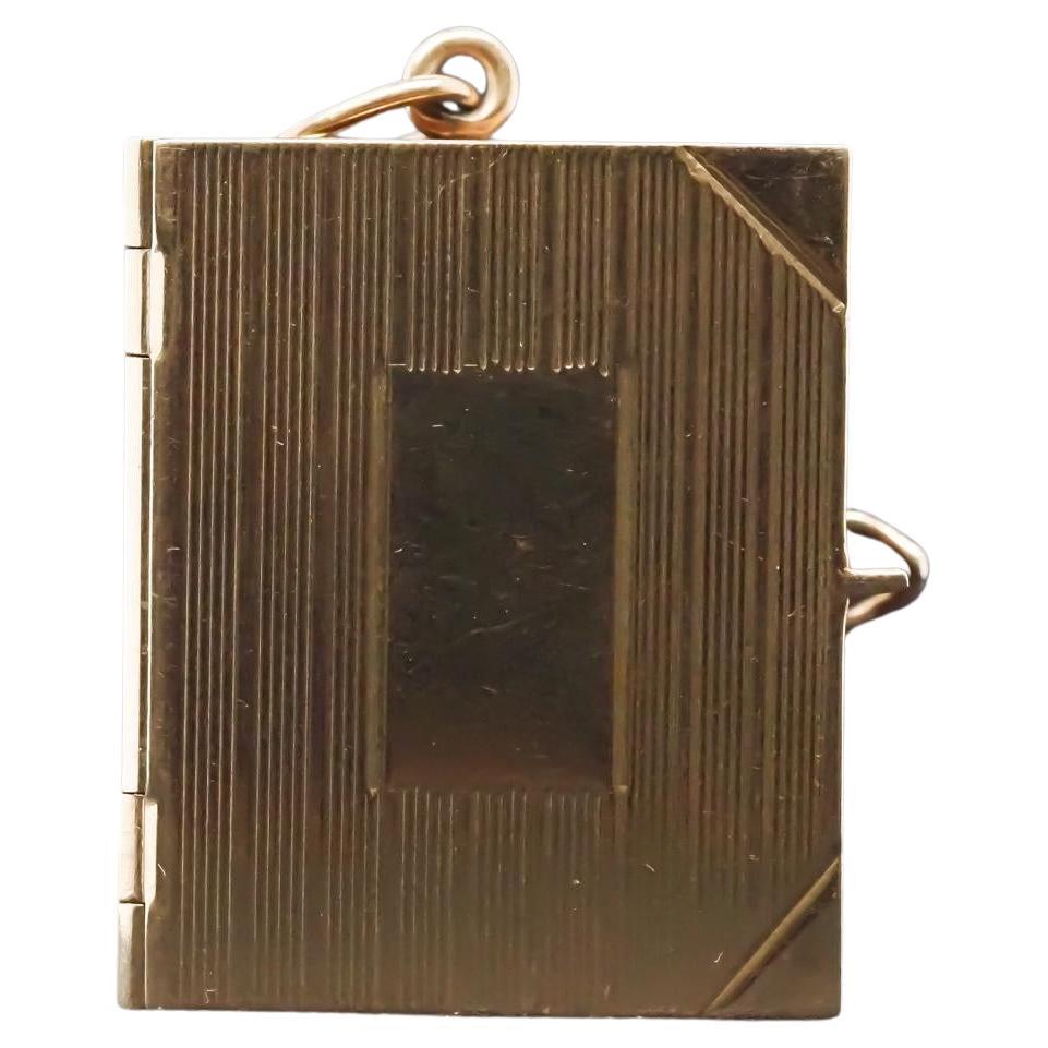 Charm per taccuino vintage in oro giallo 14K con pagina bianca aperta in vendita