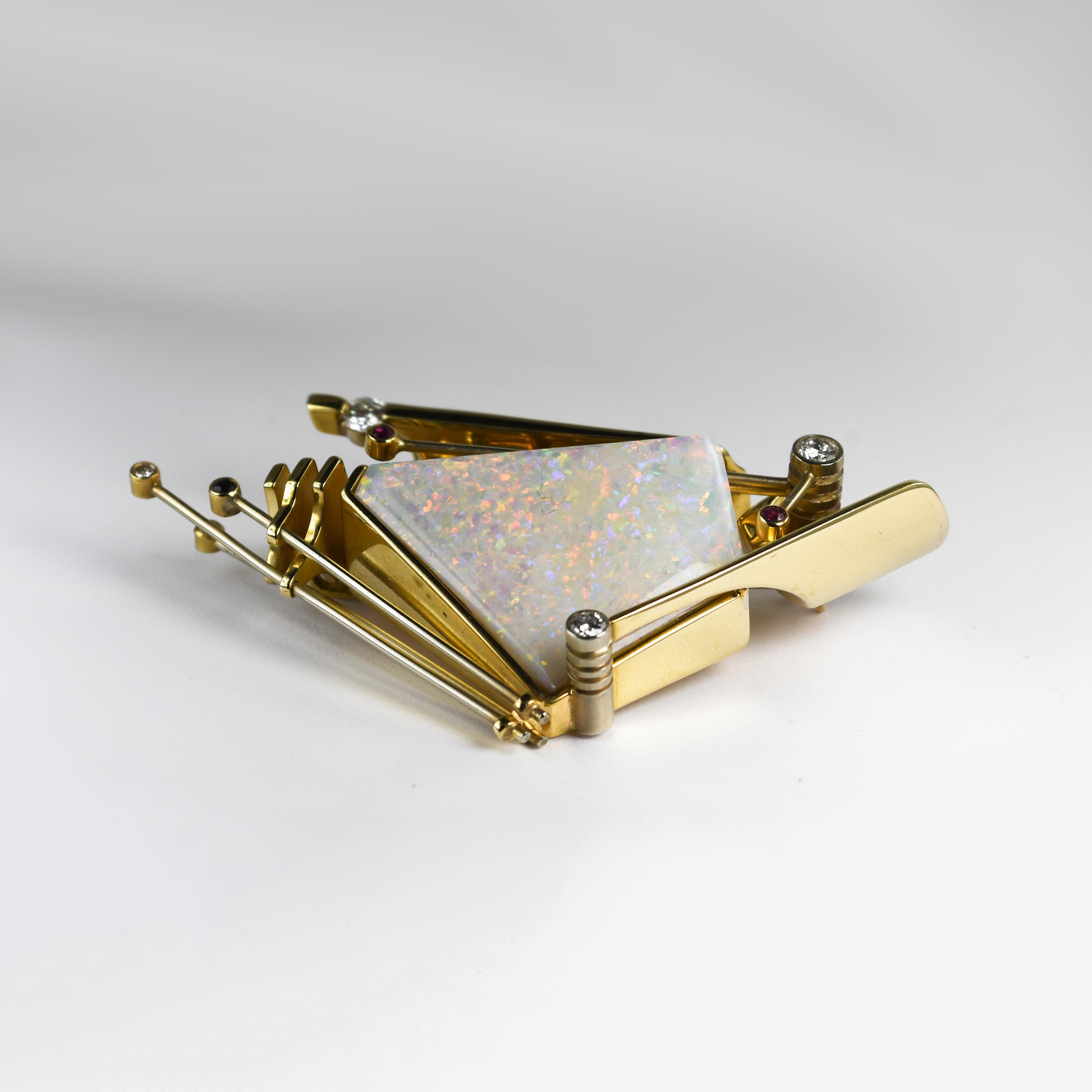 Broche vintage de ópalo y diamantes, hecho a medida, engarzado en oro amarillo de 14 quilates.
El ajuste prueba un 57% de oro mediante un analizador de metales XRF.
El peso bruto del broche es de 34 gramos.
El ópalo macizo tiene principalmente