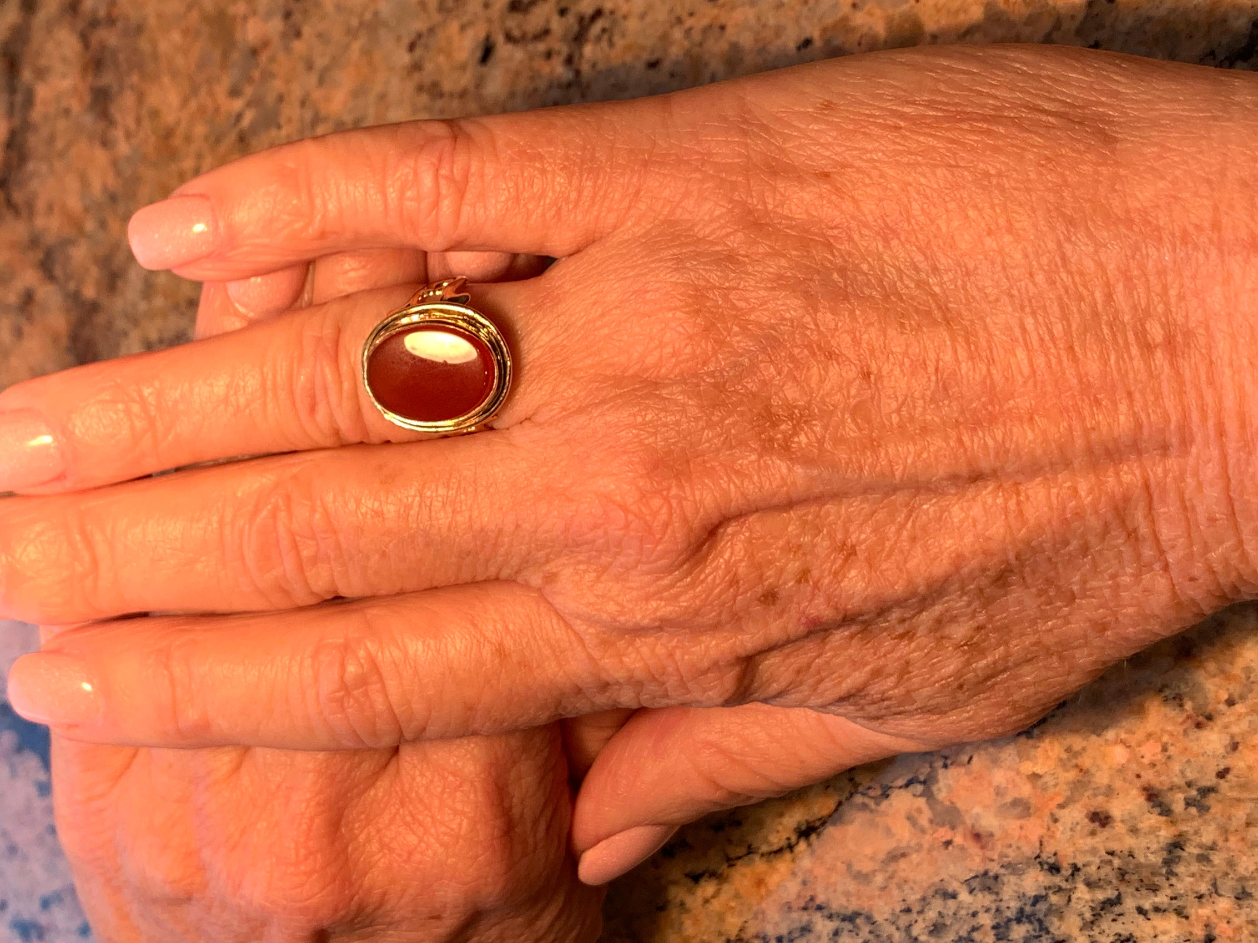 Classic Vintage Oval Carnelian Ring in 14k Yellow Gold In Good Condition In West Palm Beach, FL