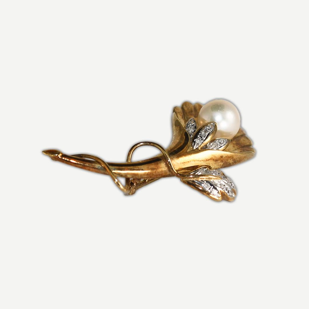 14k Yellow Gold vintage leaf style brooch.
There is an 8.5mm white pearl with a pinkish tone in the center, also set with 0.10tdw of small single-cut accent Diamonds.
Very elegant-looking piece.
The brooch weighs 8.7gr, stamped 14k.