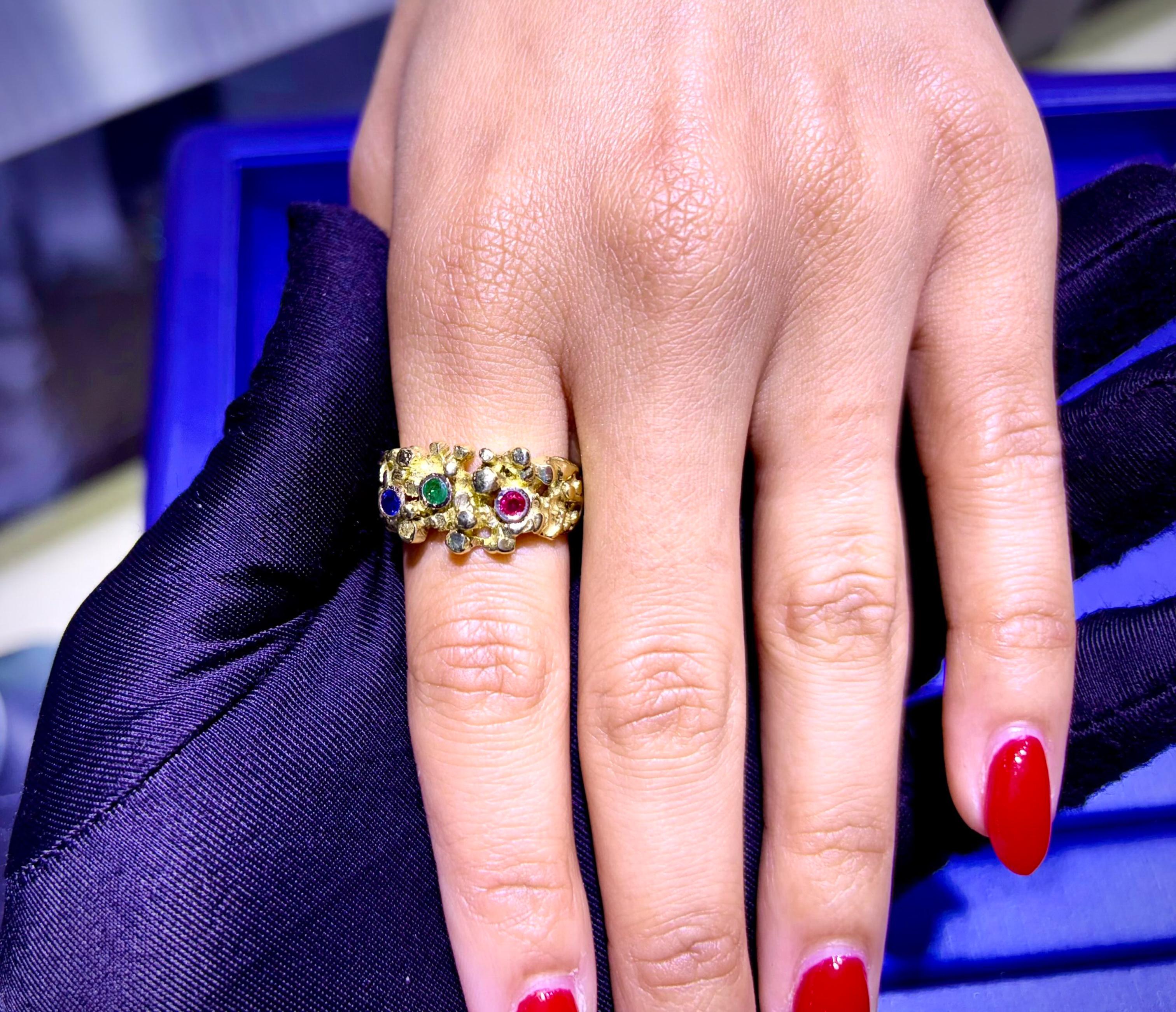 14k Yellow Gold Vintage Ring Set With Emeralds and Sapphires For Sale 4
