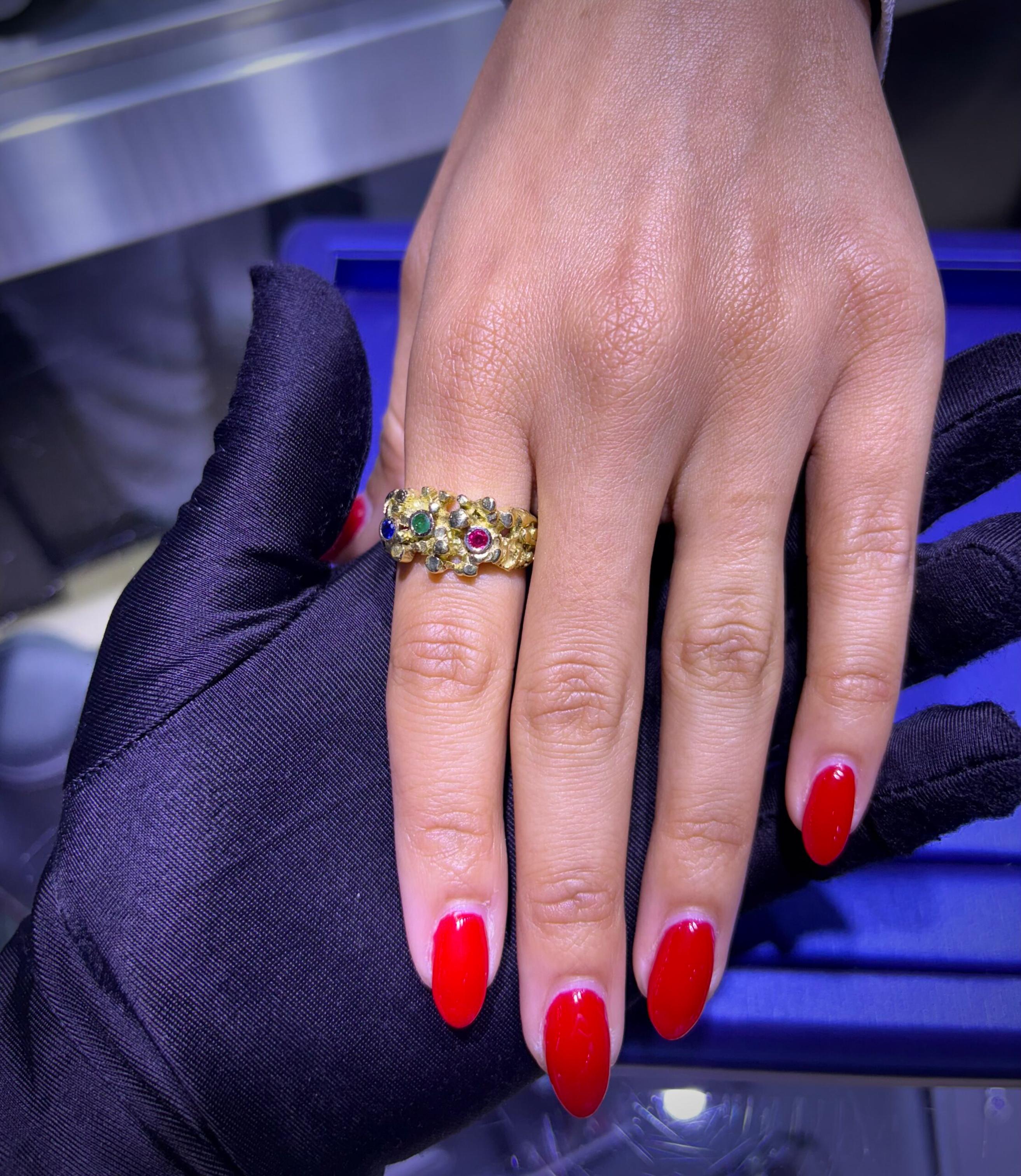 14k Yellow Gold Vintage Ring Set With Emeralds and Sapphires For Sale 3