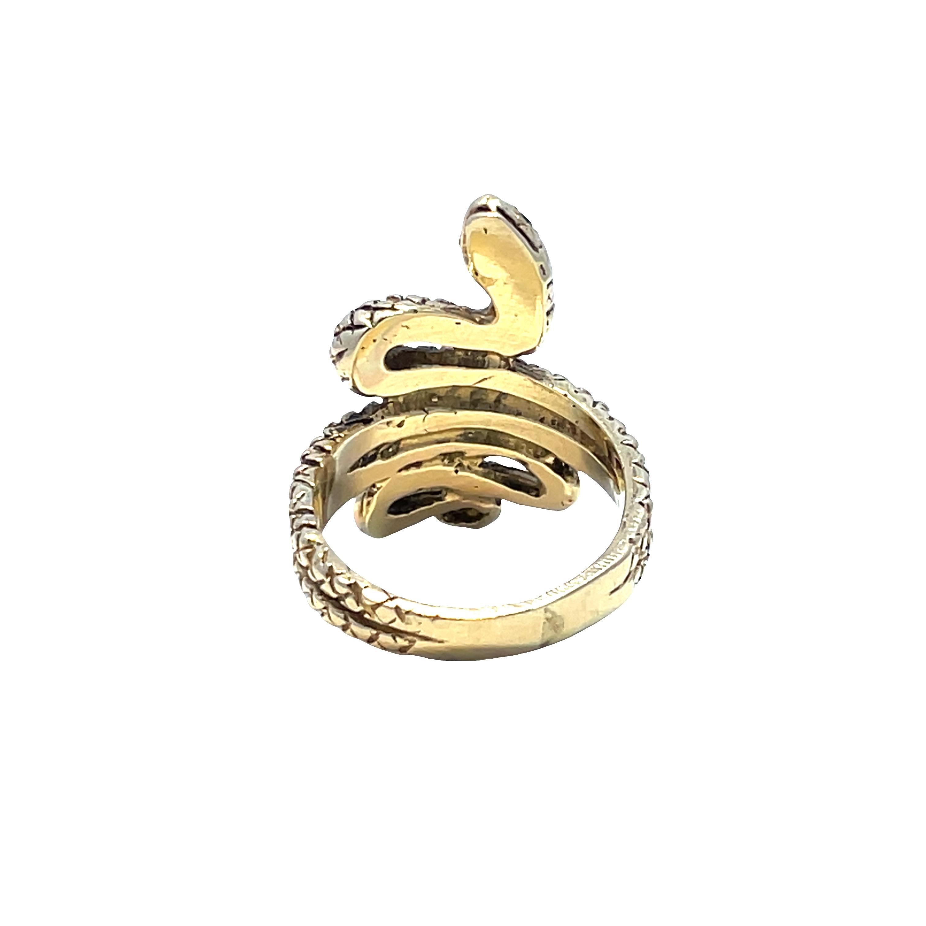 Abraza el encanto de la elegancia vintage con nuestro impresionante anillo de serpiente de oro amarillo de 14k, con cautivadores ojos de esmeralda. Con un peso de 8,86 gramos y un tamaño de 7,25, esta exquisita pieza no es sólo un accesorio de