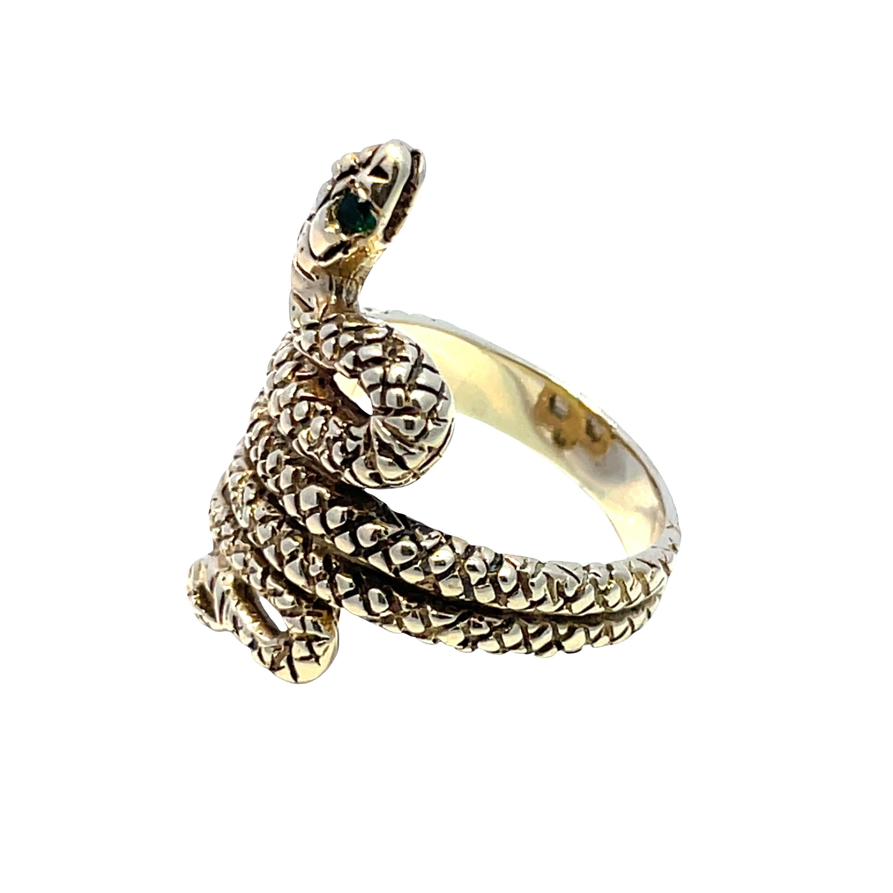 Anillo de serpiente vintage de oro amarillo de 14k con ojos de esmeralda Moderno en venta
