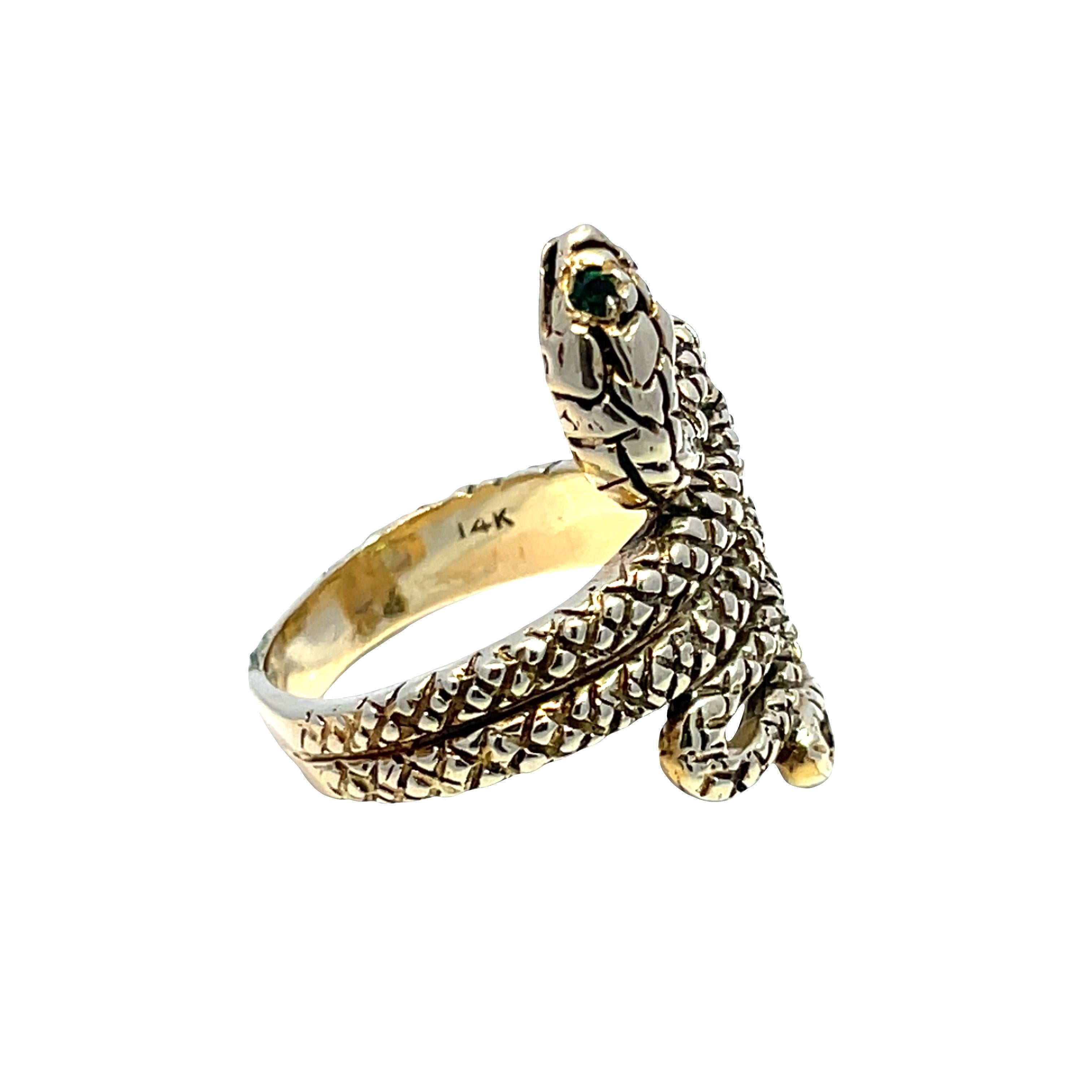 Anillo de serpiente vintage de oro amarillo de 14k con ojos de esmeralda en Excelente estado para la venta en New York, NY