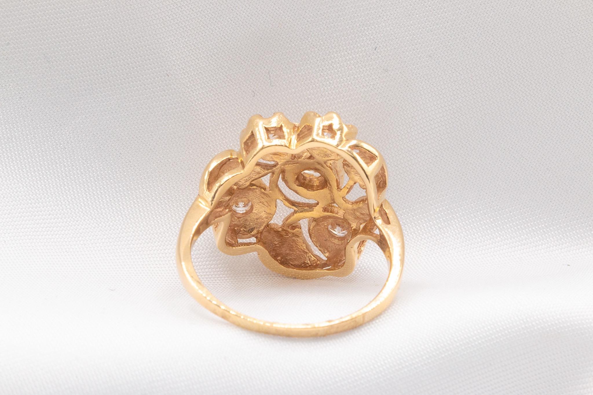 14k Yellow Gold Vintage Unique Flower Diamond Ring In Good Condition For Sale In Houston, TX