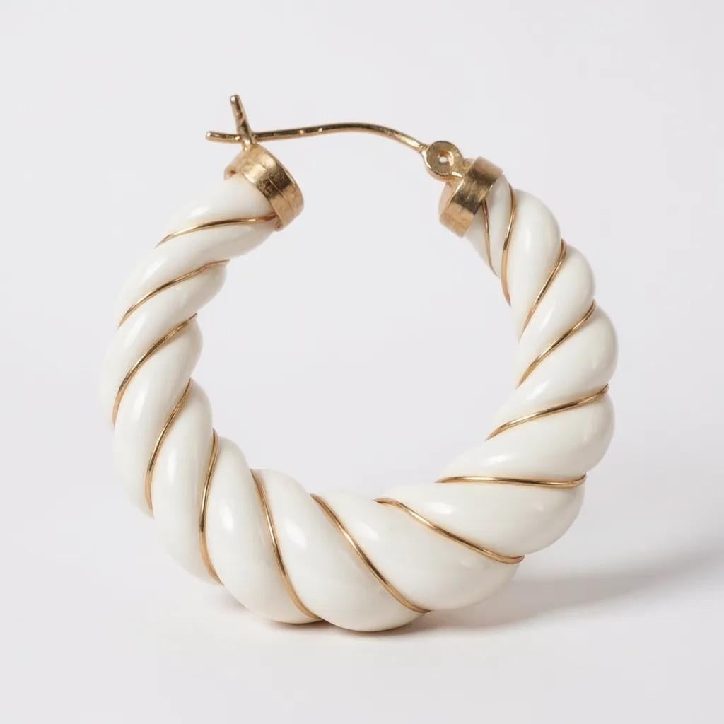 14K Yellow Gold Vintage White Enamel Twisted Rope Hoop Earrings In Good Condition In New York, NY