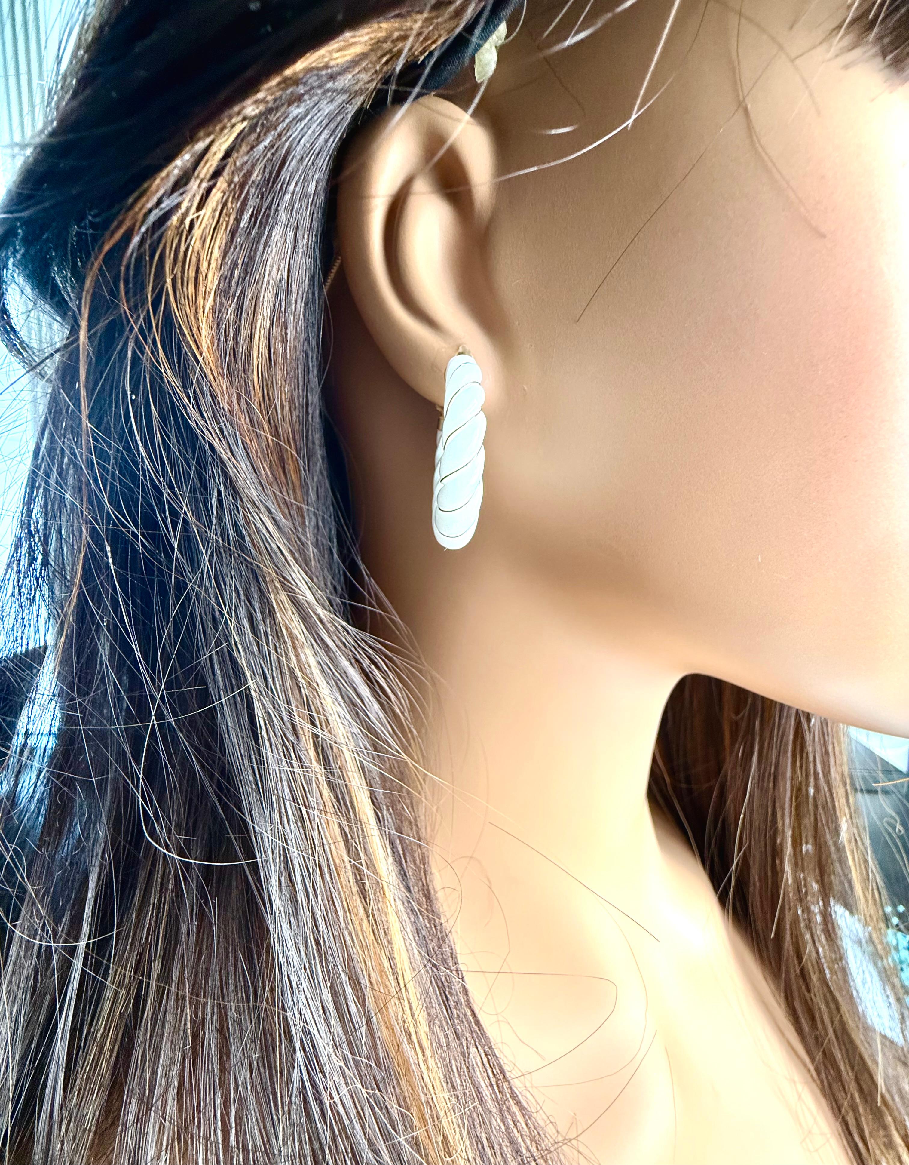 14K Yellow Gold Vintgae White Enamel Twisted Rope Hoop Earrings In Good Condition For Sale In New York, NY