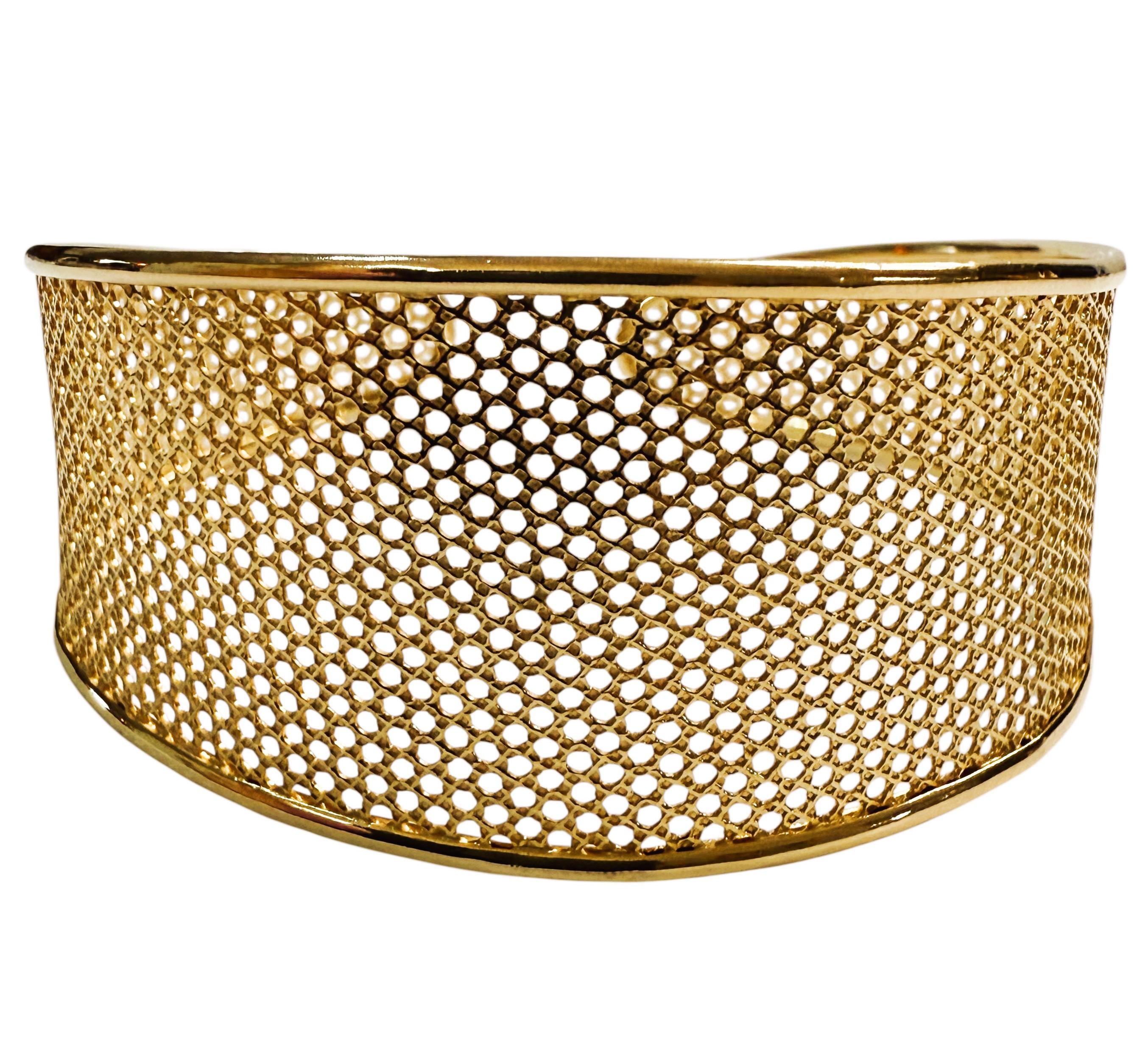 J'adore ce bracelet.  Il est magnifique, élégant et s'adapte à votre poignet, ce qui le rend très confortable à porter.  Il s'agit tout simplement d'un magnifique design de la société italienne Vior.  Le bracelet mesure 2,25 pouces de diamètre et