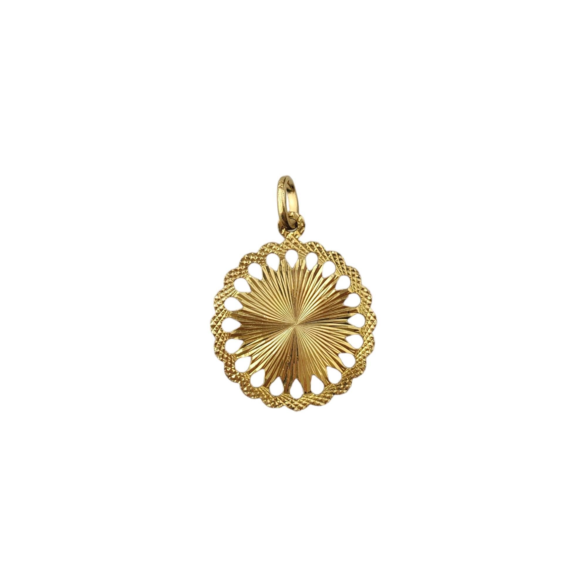 14K Yellow Gold Virgin Mary Pendant 

Meticulously detailed scallop edge pendant depicting the Virgin Mary in 14K yellow gold.

Hallmark: 14

Weight: 1.8 dwt/ 2.79 g

Length w/ bail: 32.67 mm

Size: 26.86 mm X 22.73 mm X 1.9 mm

Very good condition,