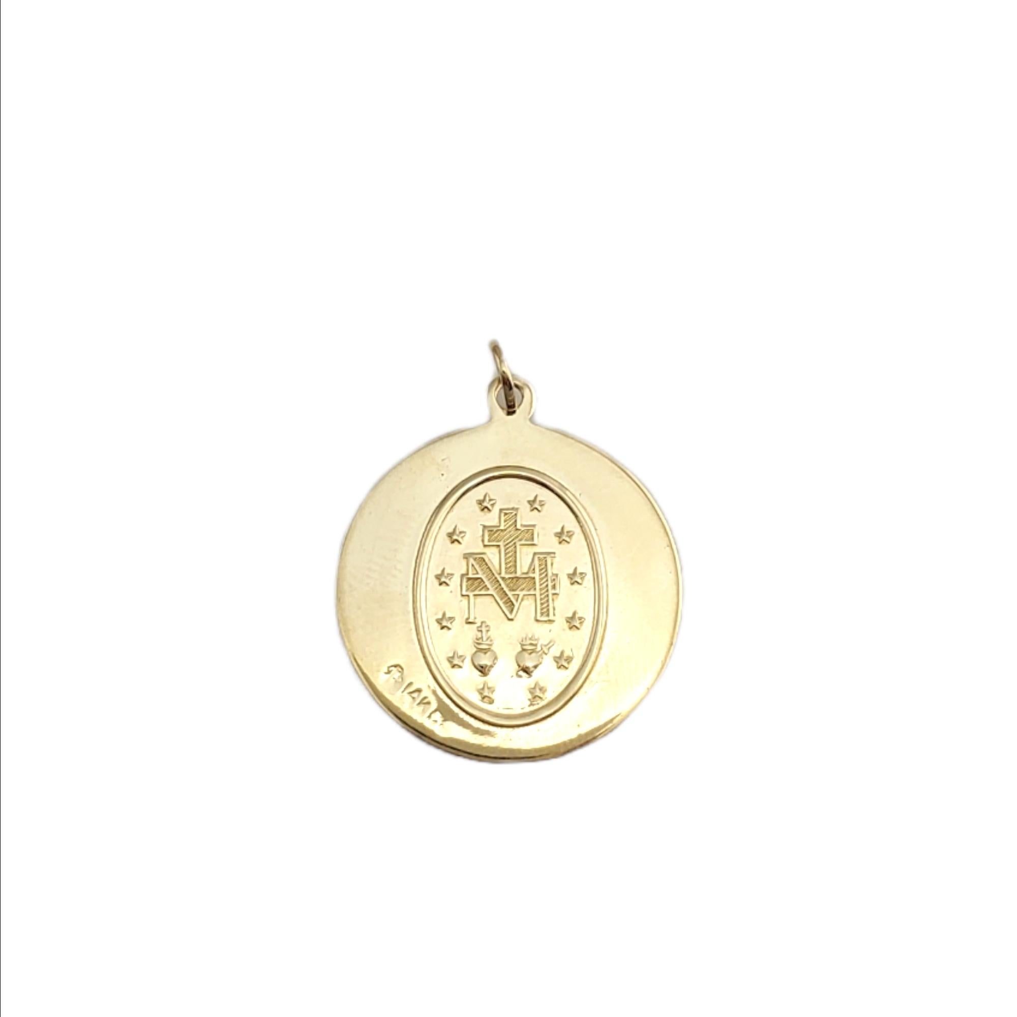 pendentif Vierge Marie en or jaune 14K 

Vous allez adorer ce magnifique pendentif Vierge Marie ! 

Taille : 20.46mm X 23.26mm

Poids :  2.4gr / 1,5 dwt

Très bon état, polissage professionnel.

Il sera emballé dans une boîte cadeau et sera expédié