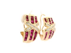 Orecchini Omega a clip in oro giallo 14k con rubino e diamante, design a X