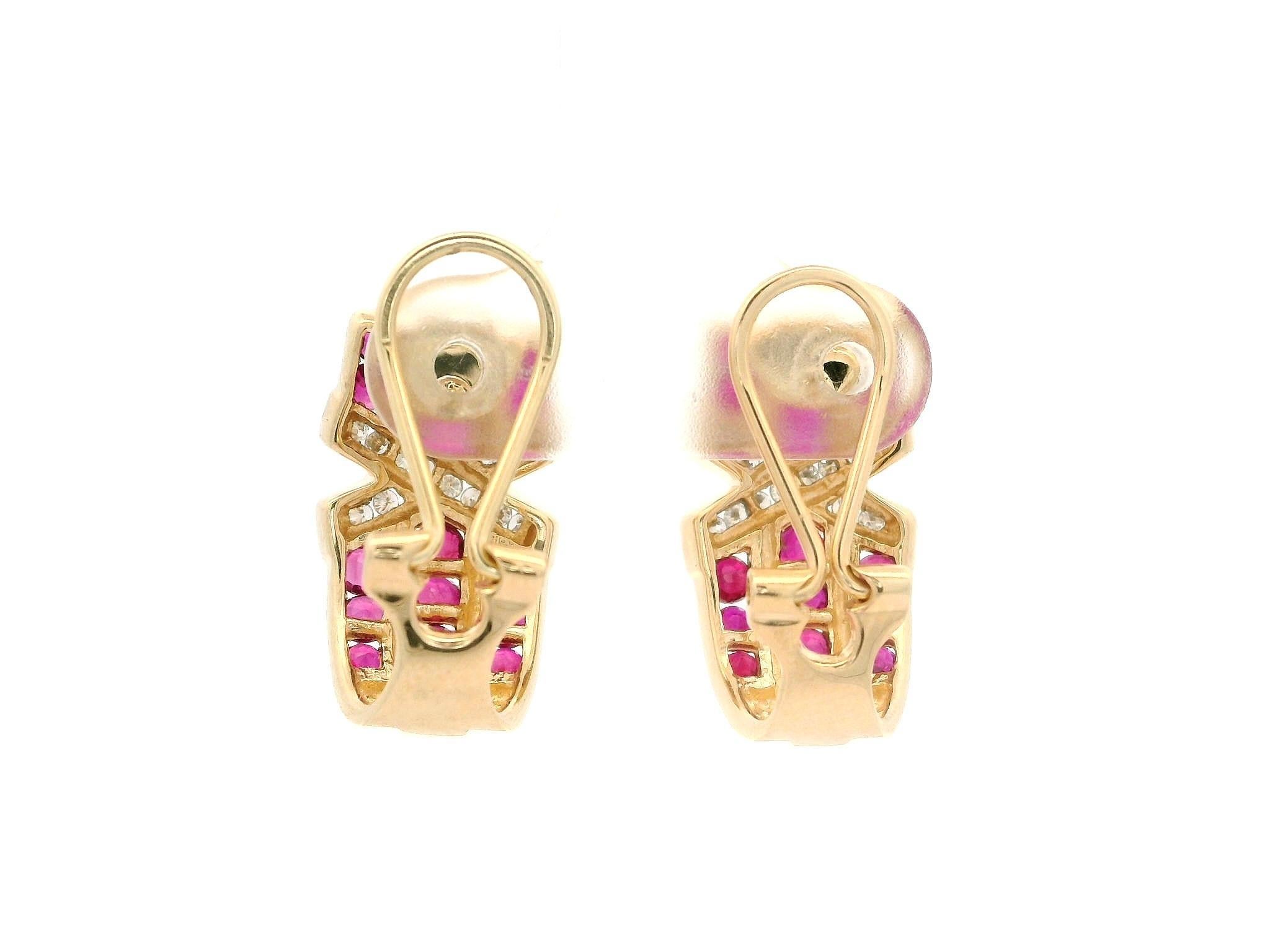 Orecchini Omega a clip in oro giallo 14k con rubino e diamante, design a X In condizioni ottime in vendita a Montclair, NJ