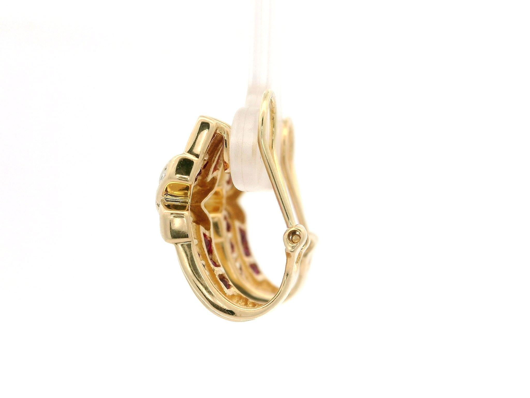 Donna Orecchini Omega a clip in oro giallo 14k con rubino e diamante, design a X in vendita