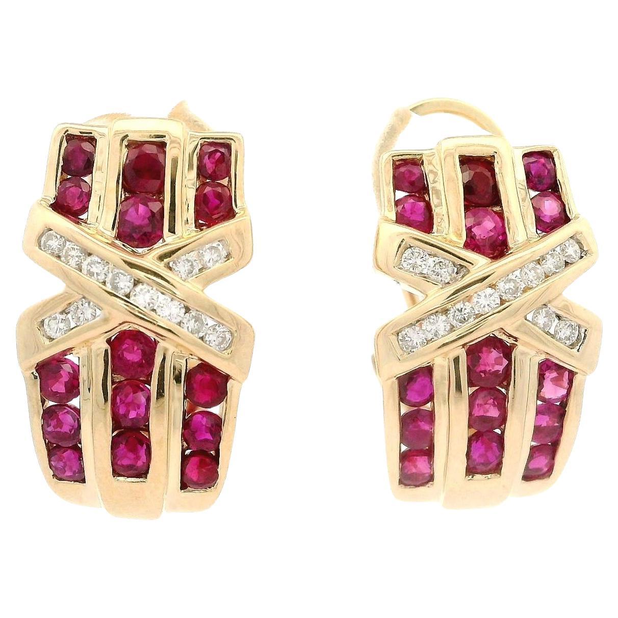 Orecchini Omega a clip in oro giallo 14k con rubino e diamante, design a X in vendita