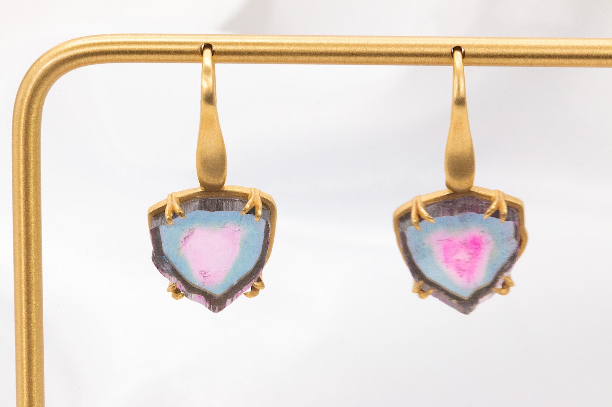 Orecchini pendenti con gancio in oro giallo 14k con tormalina anguria

Infondi nella tua collezione di gioielli un'eleganza naturale con questi orecchini pendenti in oro giallo 14K con tormalina anguria. Ogni orecchino è caratterizzato da una fetta