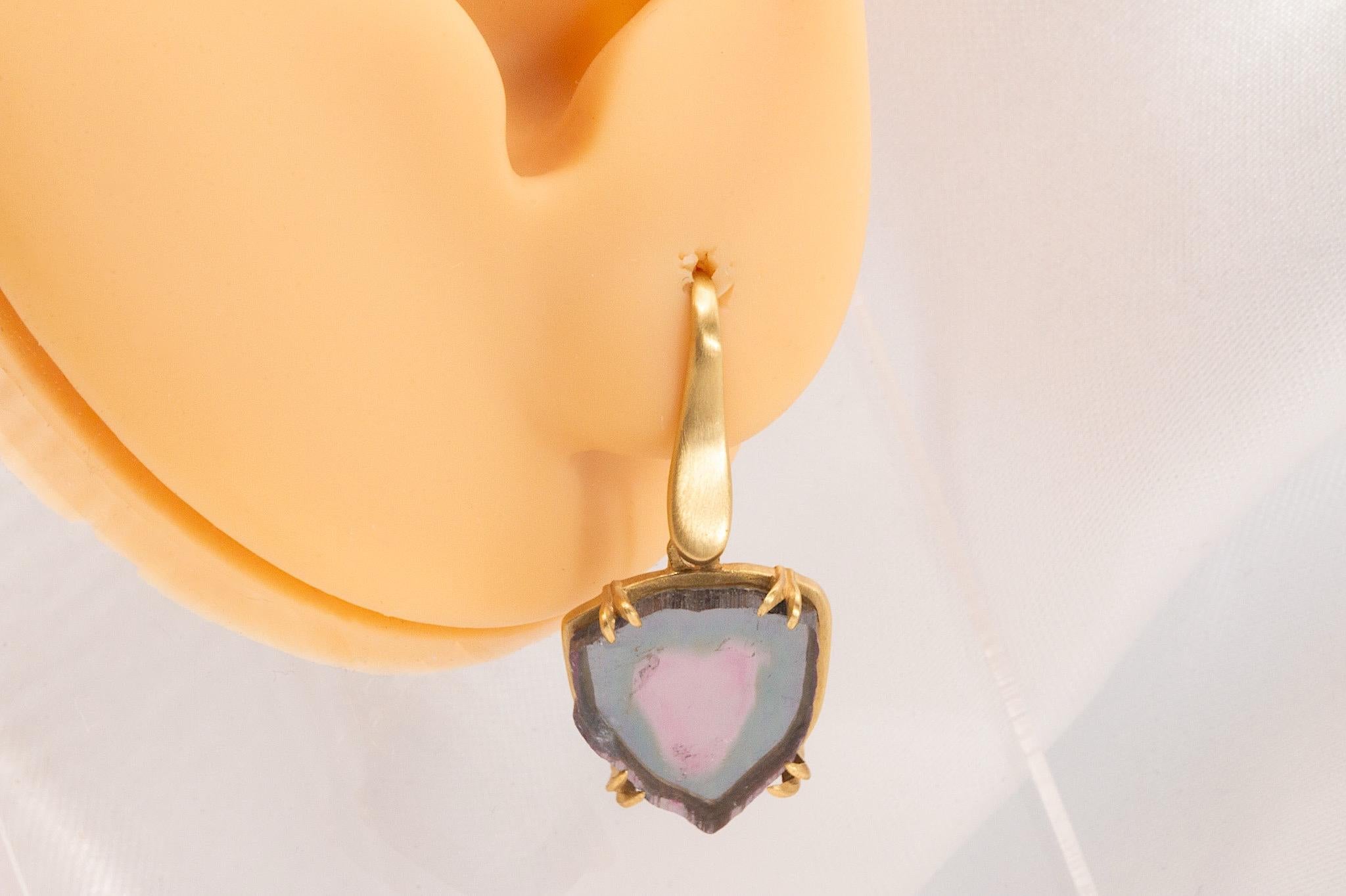 Orecchini pendenti con gancio in oro giallo 14k con tormalina anguria in vendita 1