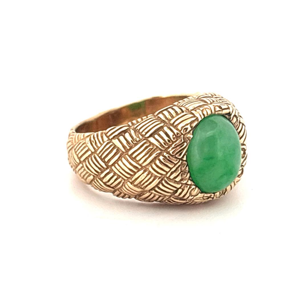 Dieser unverwechselbare Ring aus 14-karätigem Gelbgold zeichnet sich durch ein fein geflochtenes Korbmotiv aus, das sich anmutig um das Band schlängelt und fachmännische Metallarbeit und strukturelle Details zur Schau stellt. In seiner Mitte sitzt