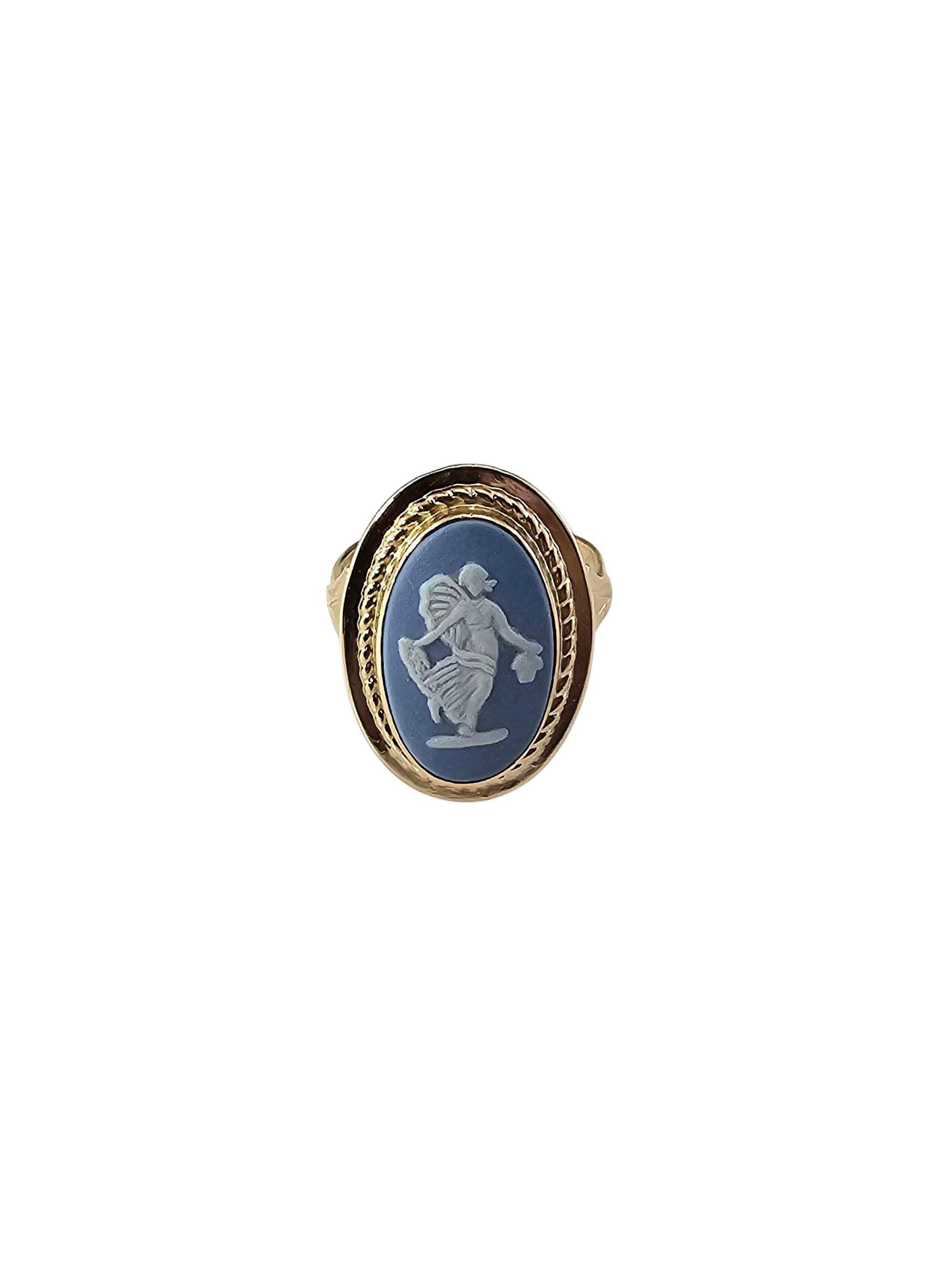 Anillo Camafeo Ángel Azul Wedgewood Oro Amarillo 14K Talla 5

Este anillo de oro amarillo de 14 quilates está engastado con un camafeo de jaspe azul Wedgewood que muestra un ángel bellamente detallado en relieve. El camafeo ovalado está enmarcado en