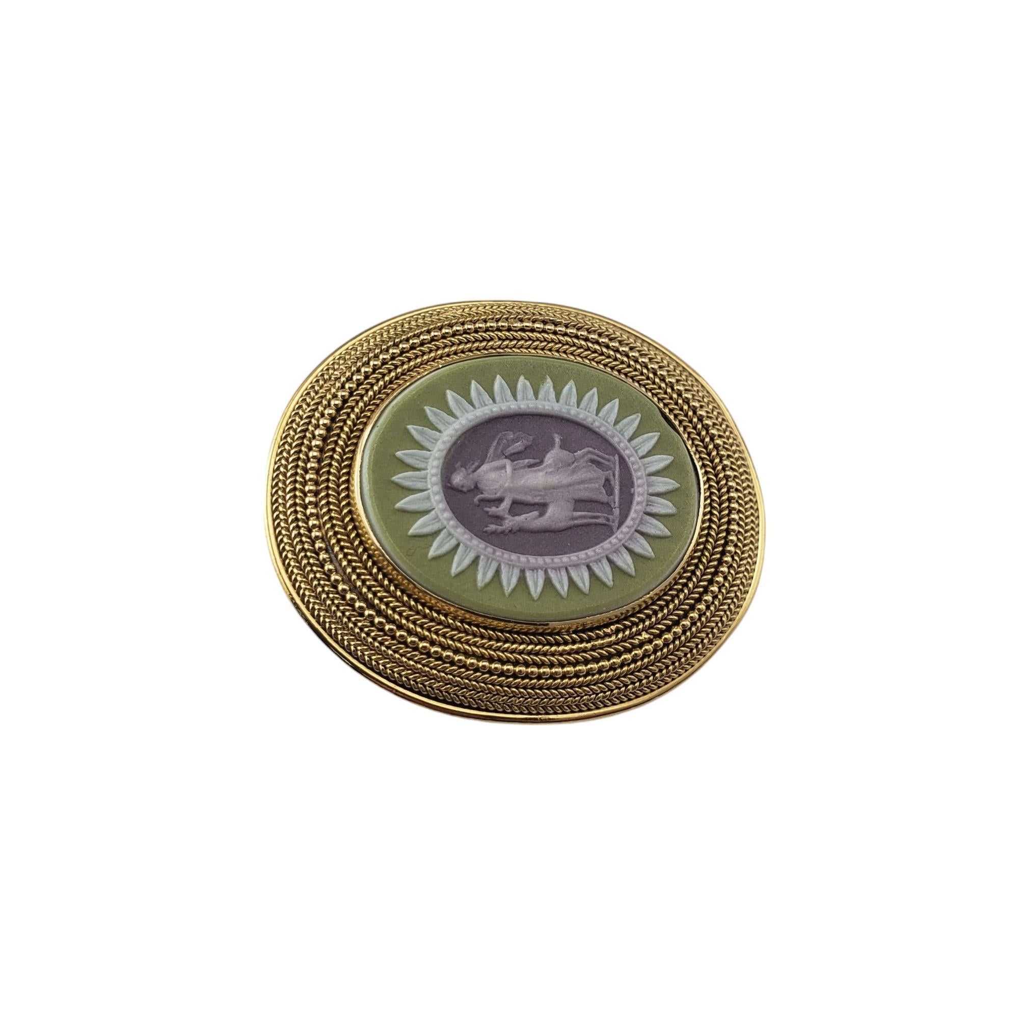 14K Gelbgold Wedgwood Jasperware Brosche/Nadel-

Diese elegante Wedgwood-Brosche zeigt Diana, die römische Göttin der Jagd, anmutig neben einem Hirsch stehend, der ihre Verbundenheit mit der Tierwelt und der Natur symbolisiert. Eingerahmt in