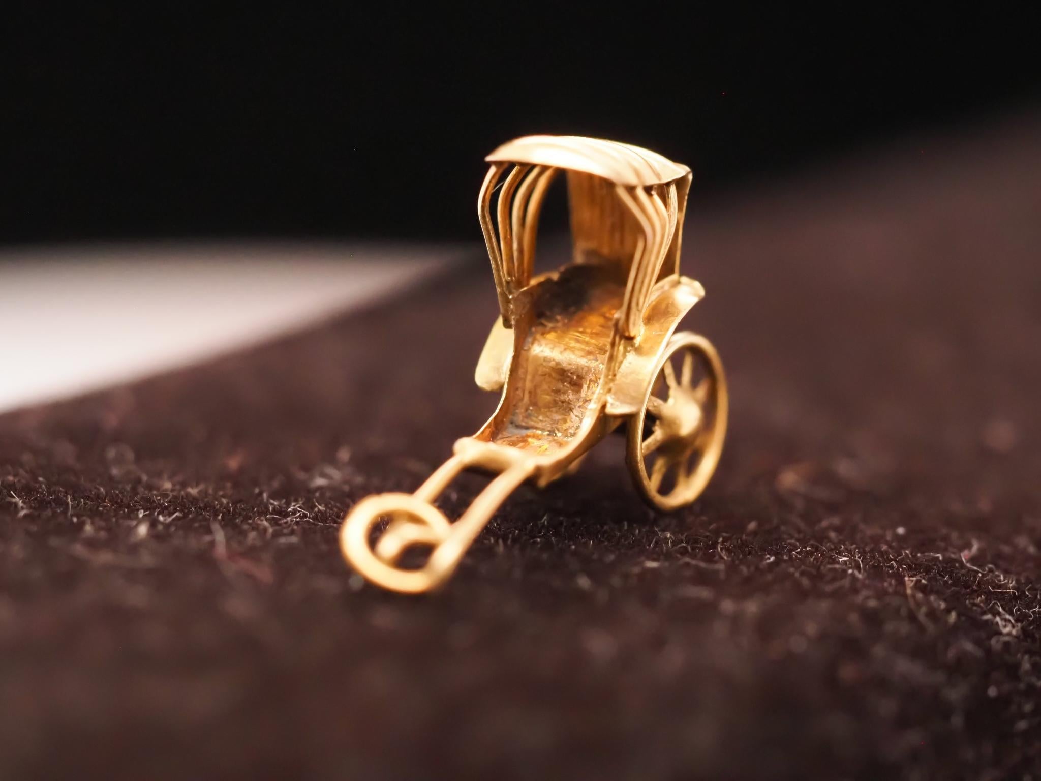 14K Yellow Gold Wheel Carriage Charm Pendant In Good Condition For Sale In Atlanta, GA