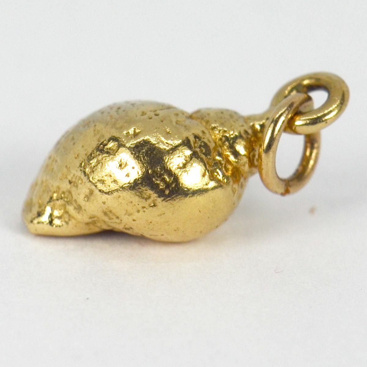 14 Karat Yellow Gold Whelk Shell Charm Pendant In Good Condition In London, GB