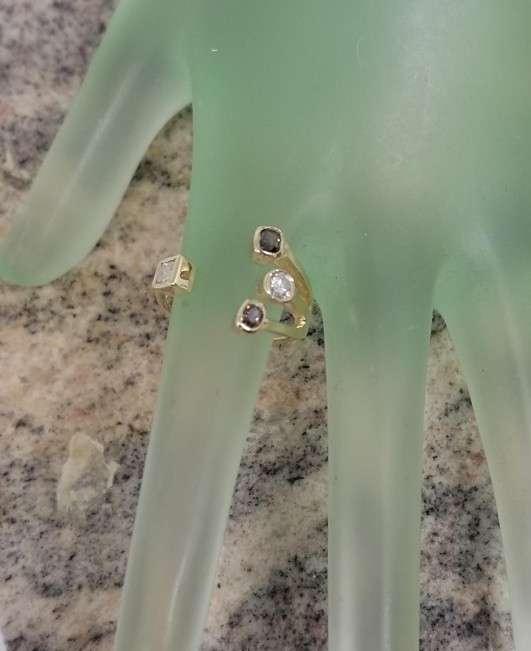 14K Yellow Gold White and Brown Diamonds Split Ring In New Condition For Sale In Los Angeles, CA