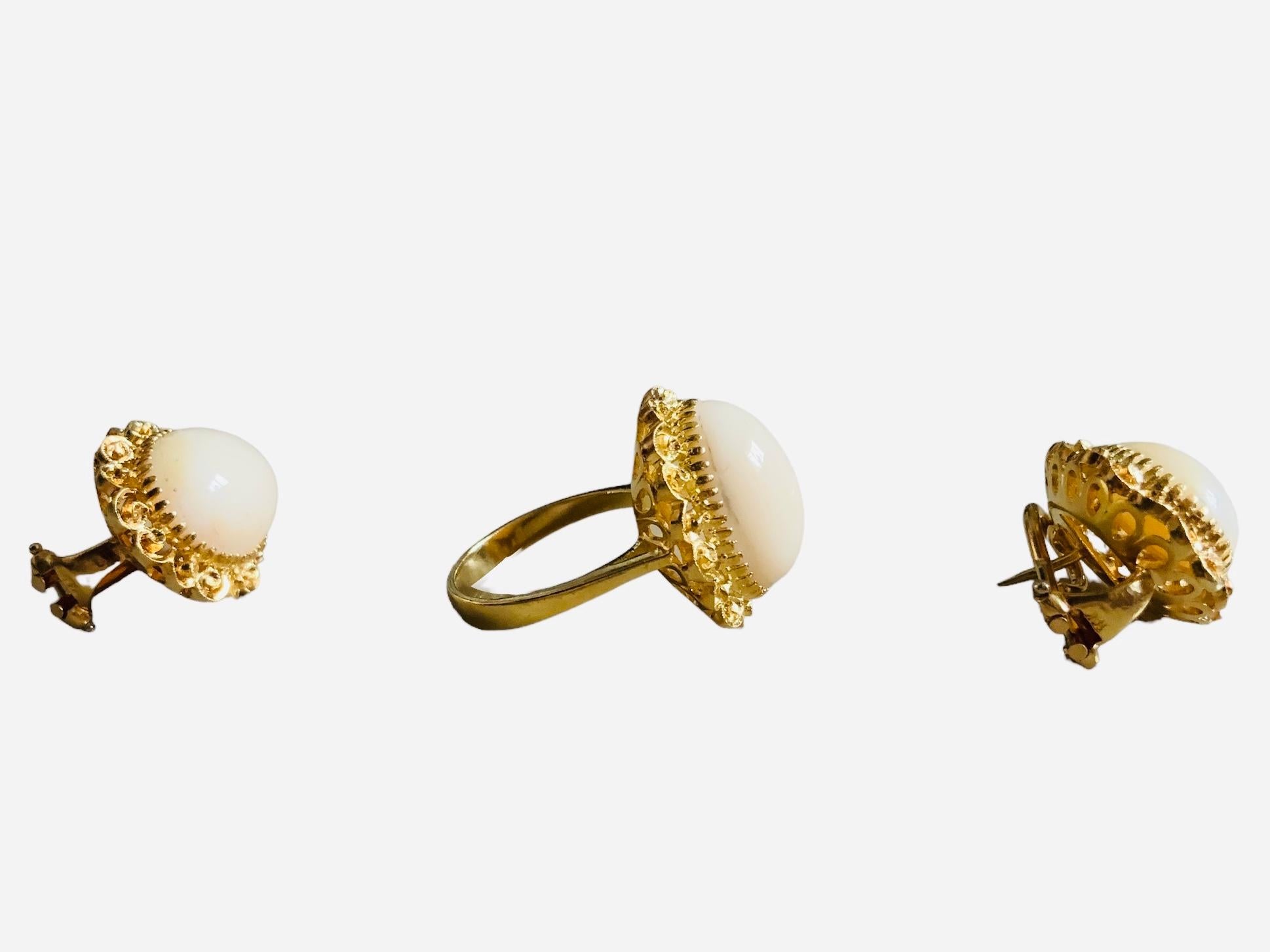 14K Gelbgold Weiß Koralle Satz von Paar Ohrringe und Ring (Ovalschliff) im Angebot