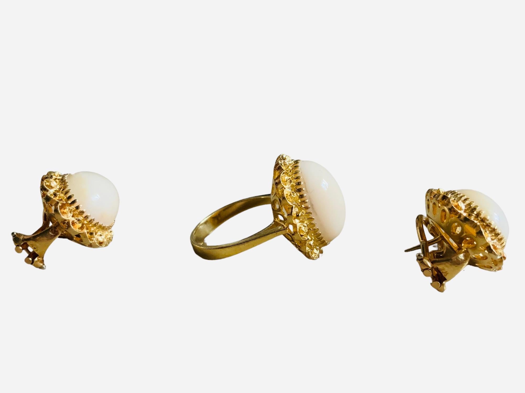 14K Gelbgold Weiß Koralle Satz von Paar Ohrringe und Ring im Angebot 1