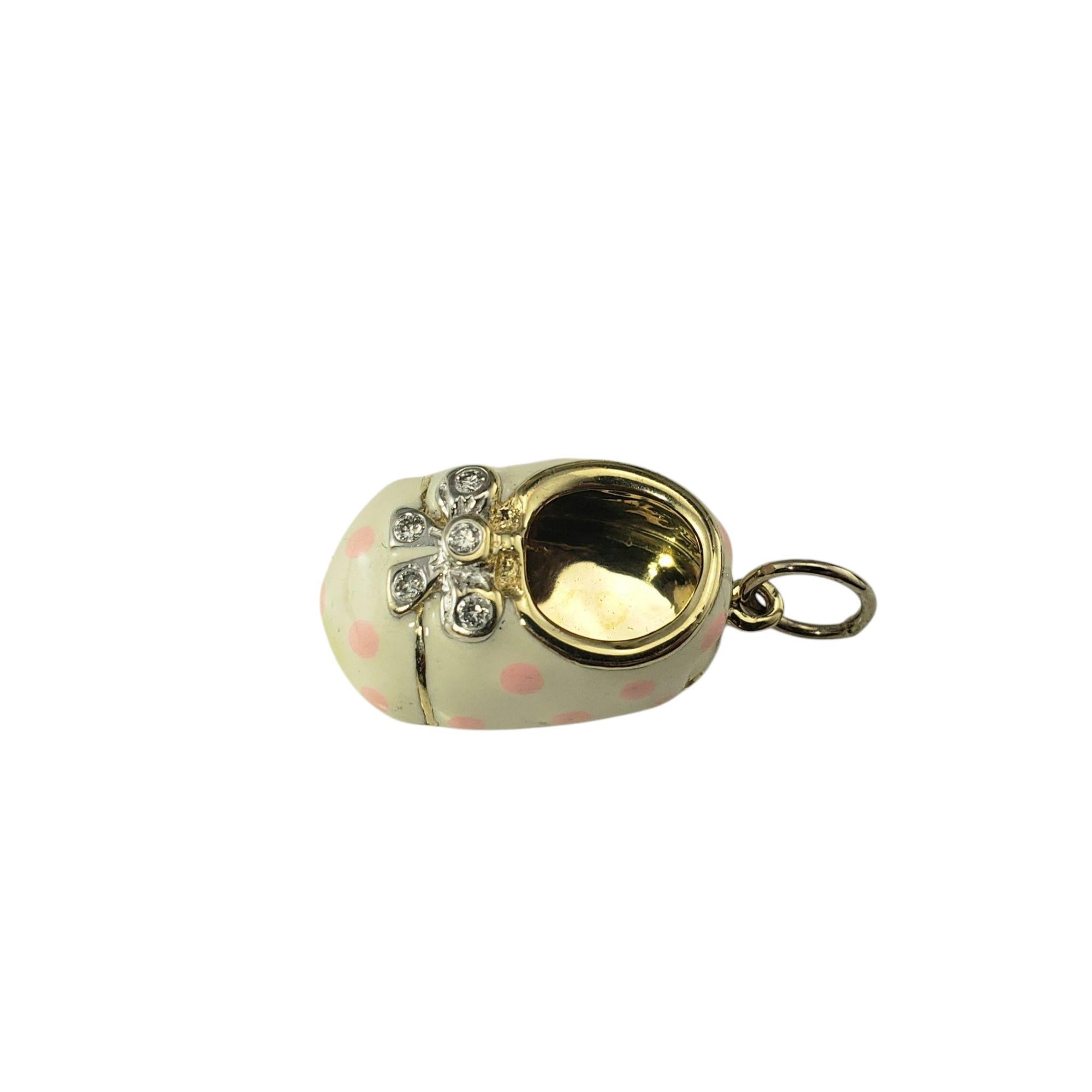 Charm de chaussure de bébé en or jaune 14K, émail et diamant-

Adorablement détaillée et magnifiquement réalisée, cette breloque de chaussure de bébé est en or jaune 14 carats avec un émail blanc brillant, des pois roses ludiques et un nœud