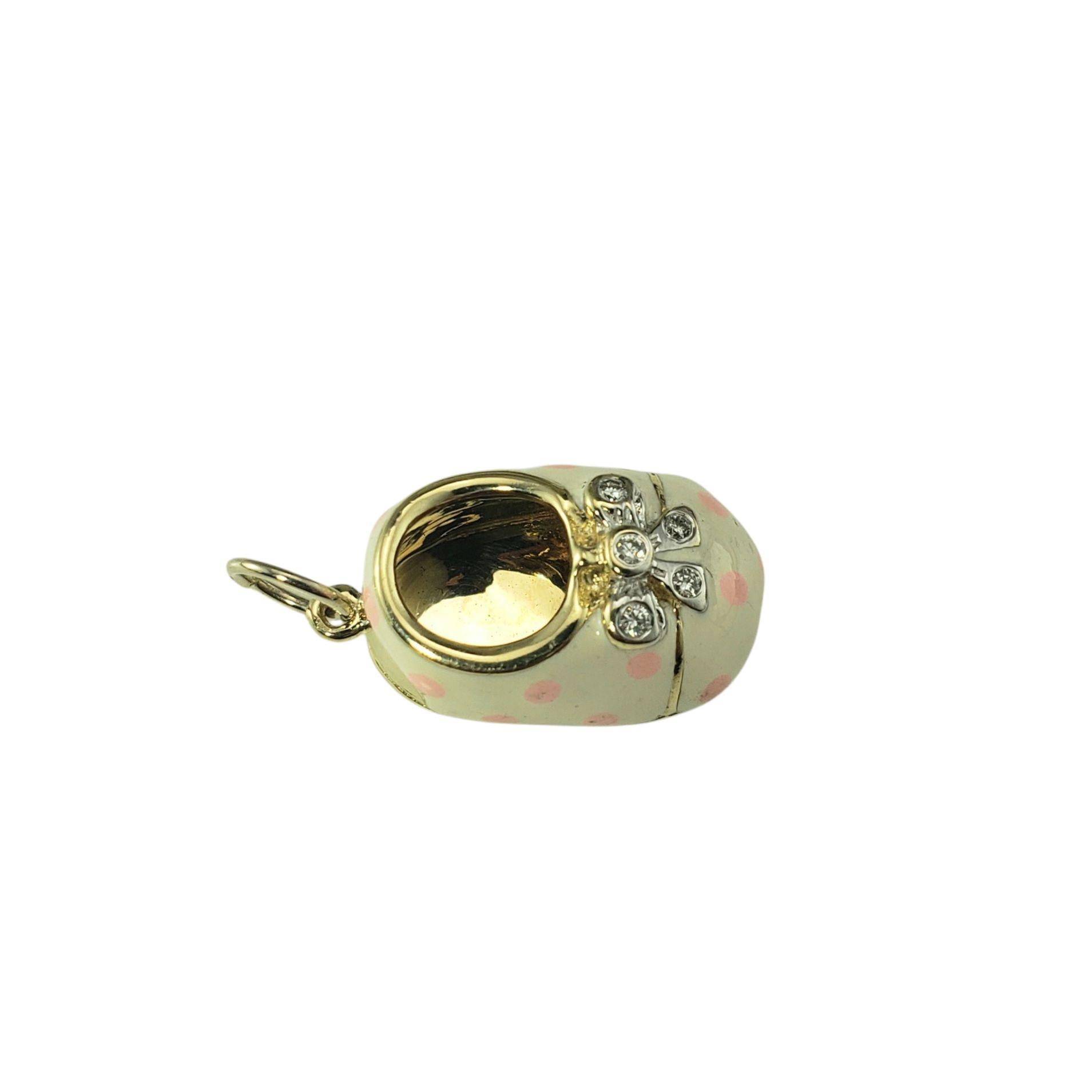 Taille brillant Breloque chaussure pour bébé n°21407 en or jaune 14 carats, émail blanc et diamants à pois en vente