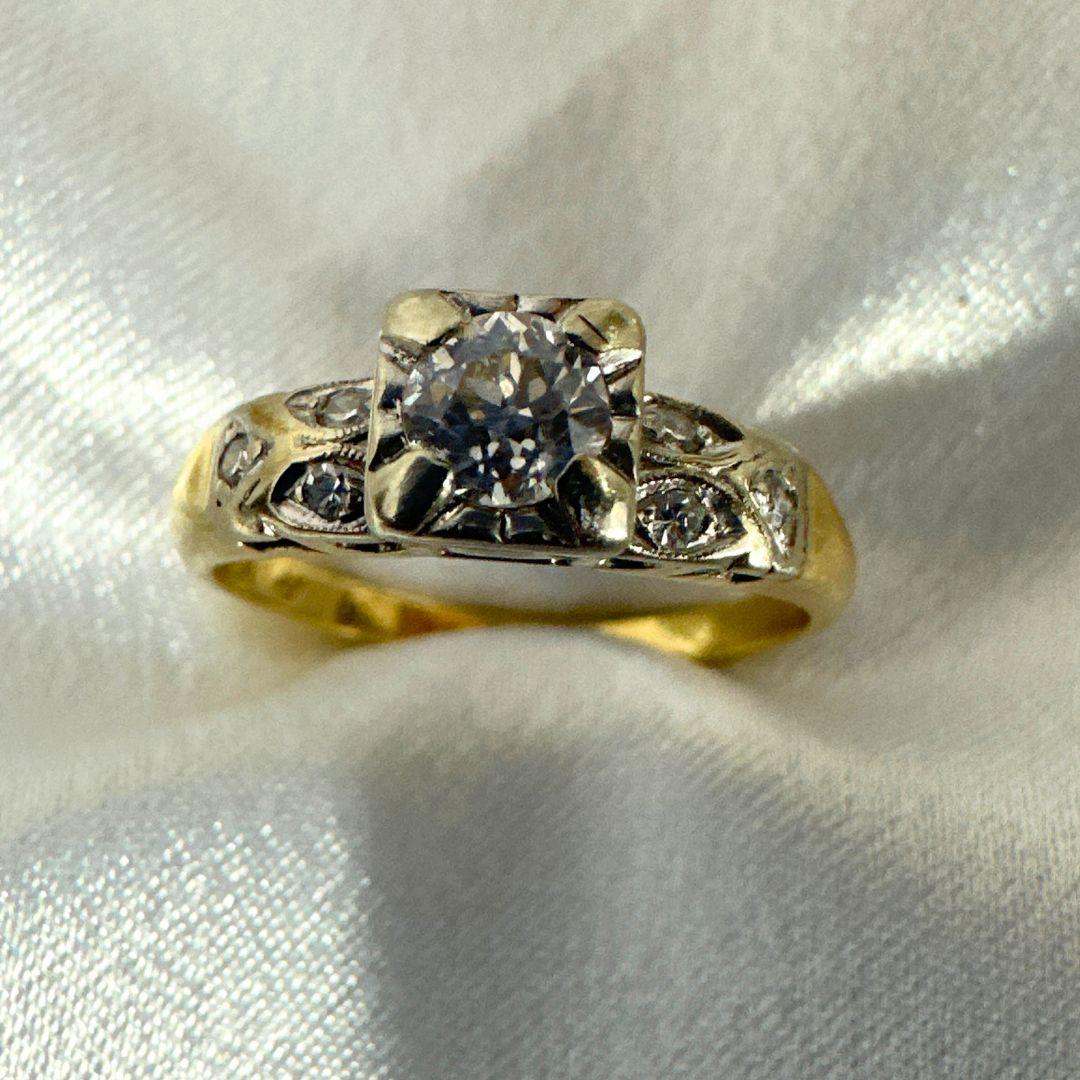 Ring hat 6 kleine und 1 großen Diamanten

Großer Diamantdurchmesser 3,5 mm

Gewicht
