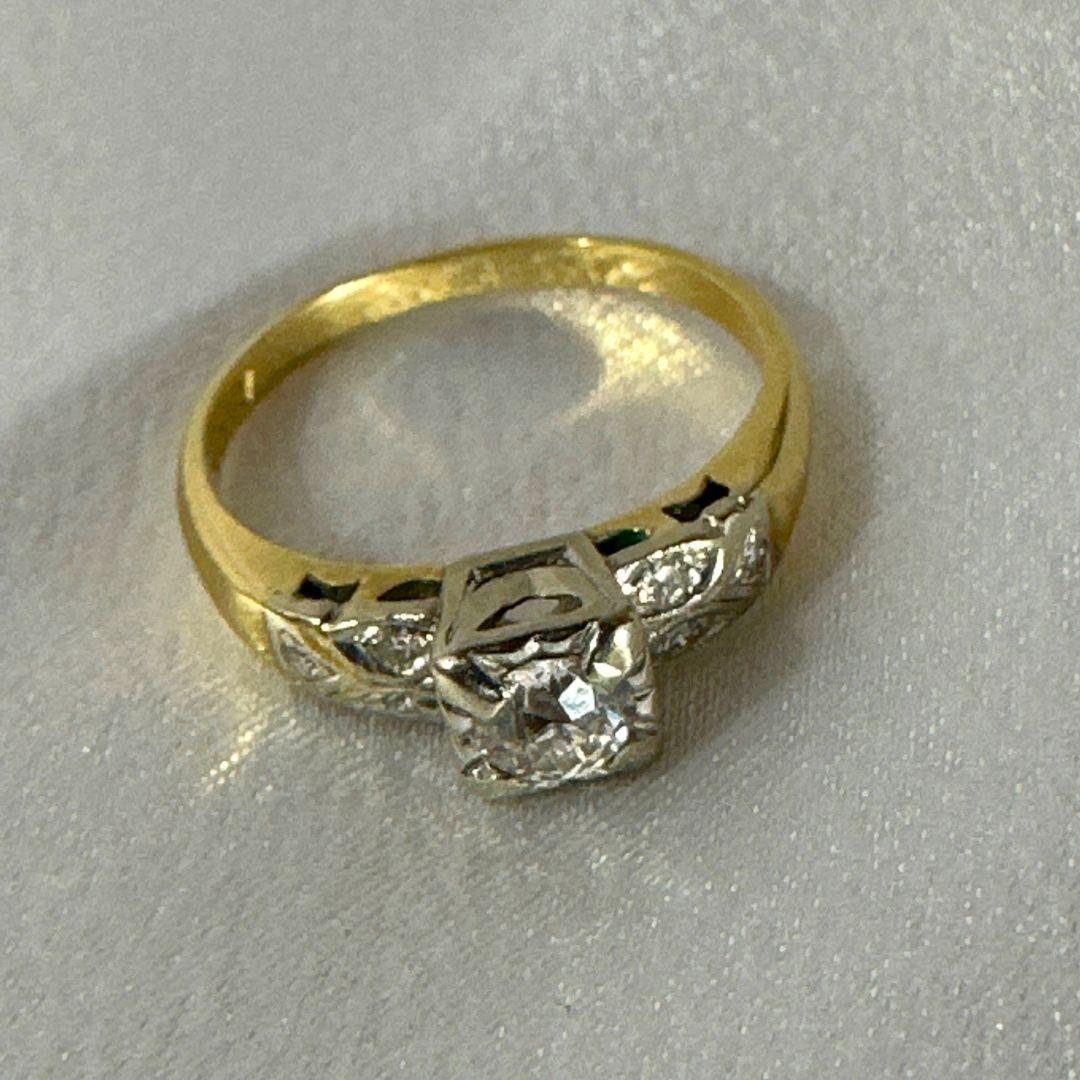 14K Yellow Gold & White Gold Accent Ring With 7 Diamonds for Women Size 7 In Excellent Condition For Sale In Jacksonville, FL