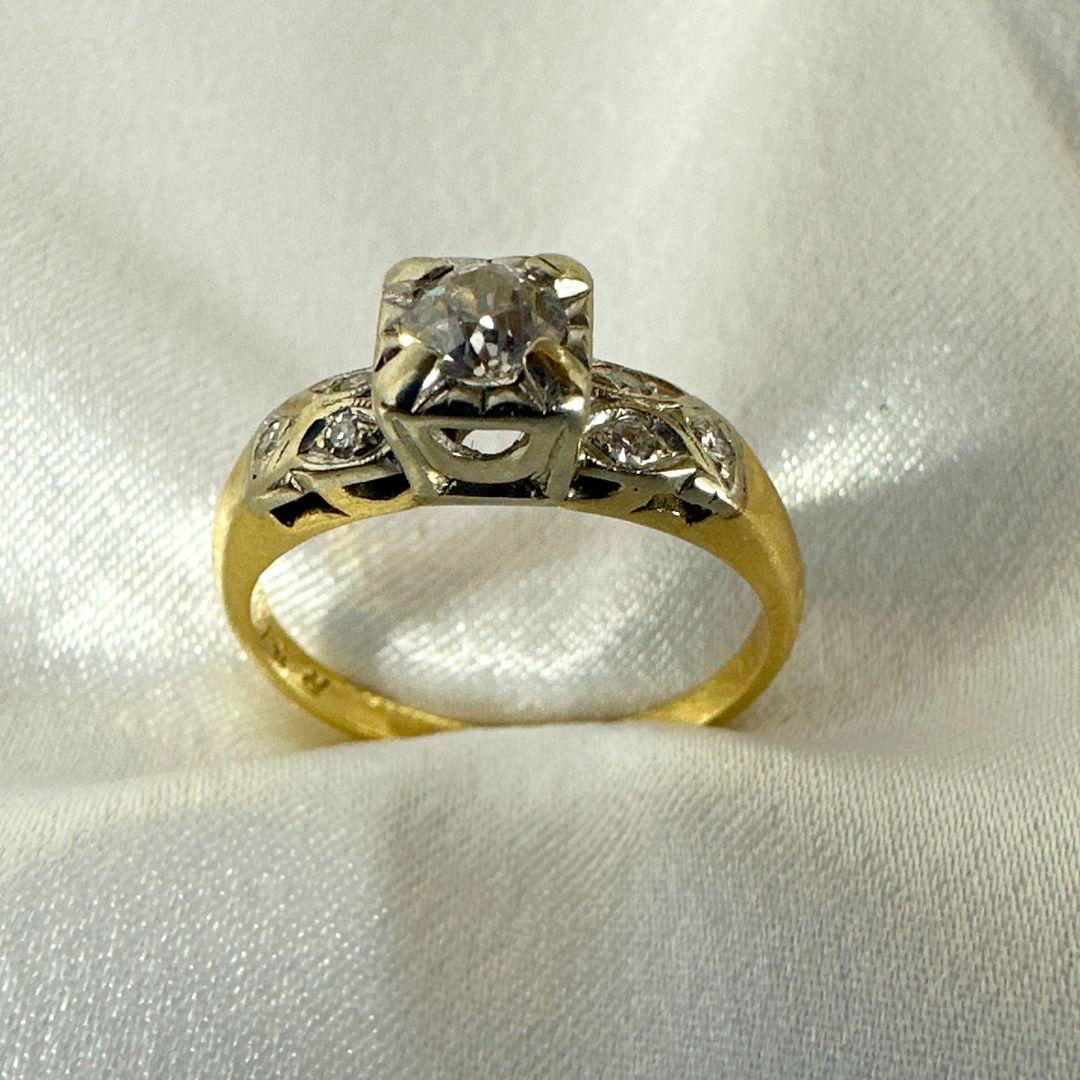 14K Yellow Gold & White Gold Accent Ring With 7 Diamonds for Women Size 7 In Excellent Condition For Sale In Jacksonville, FL