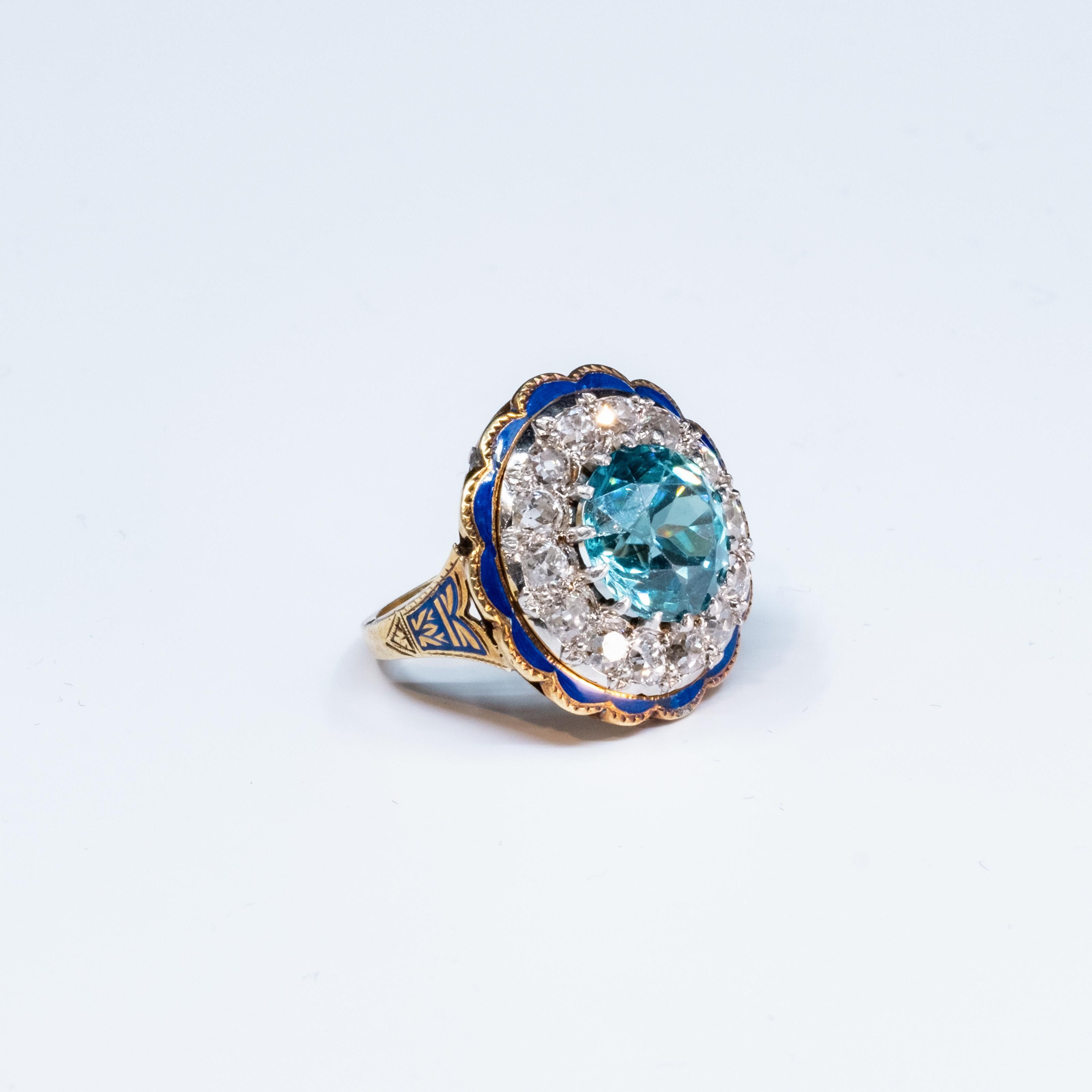 Bague vintage en or jaune et or blanc 14K diamant zircon bleu avec un zircon bleu naturel de taille brillant d'environ 5.80 carats et 14 diamants de taille européenne ancienne d'environ 1.60 carats de couleur G-I et de pureté VS-SI. Motifs en émail