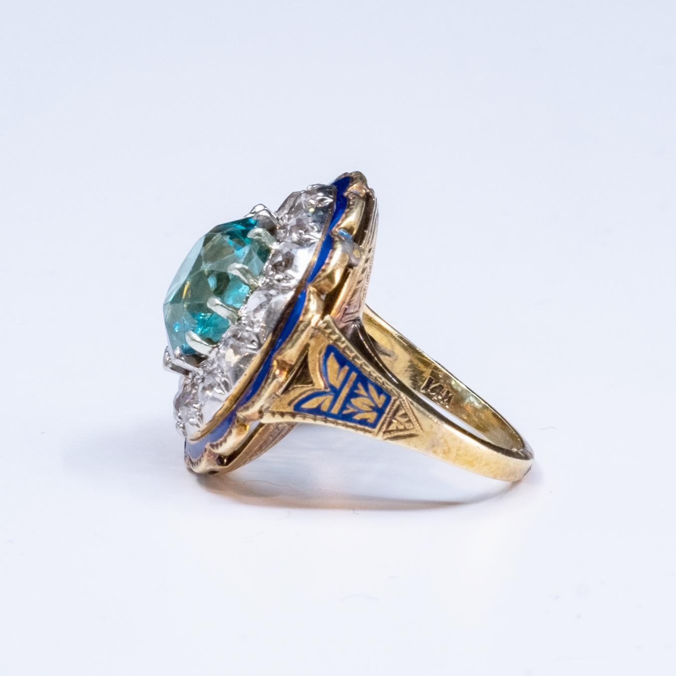Bague en or jaune 14 carats, émaillée de diamants et de zircon bleu certifié GIA Excellent état - En vente à New York, NY