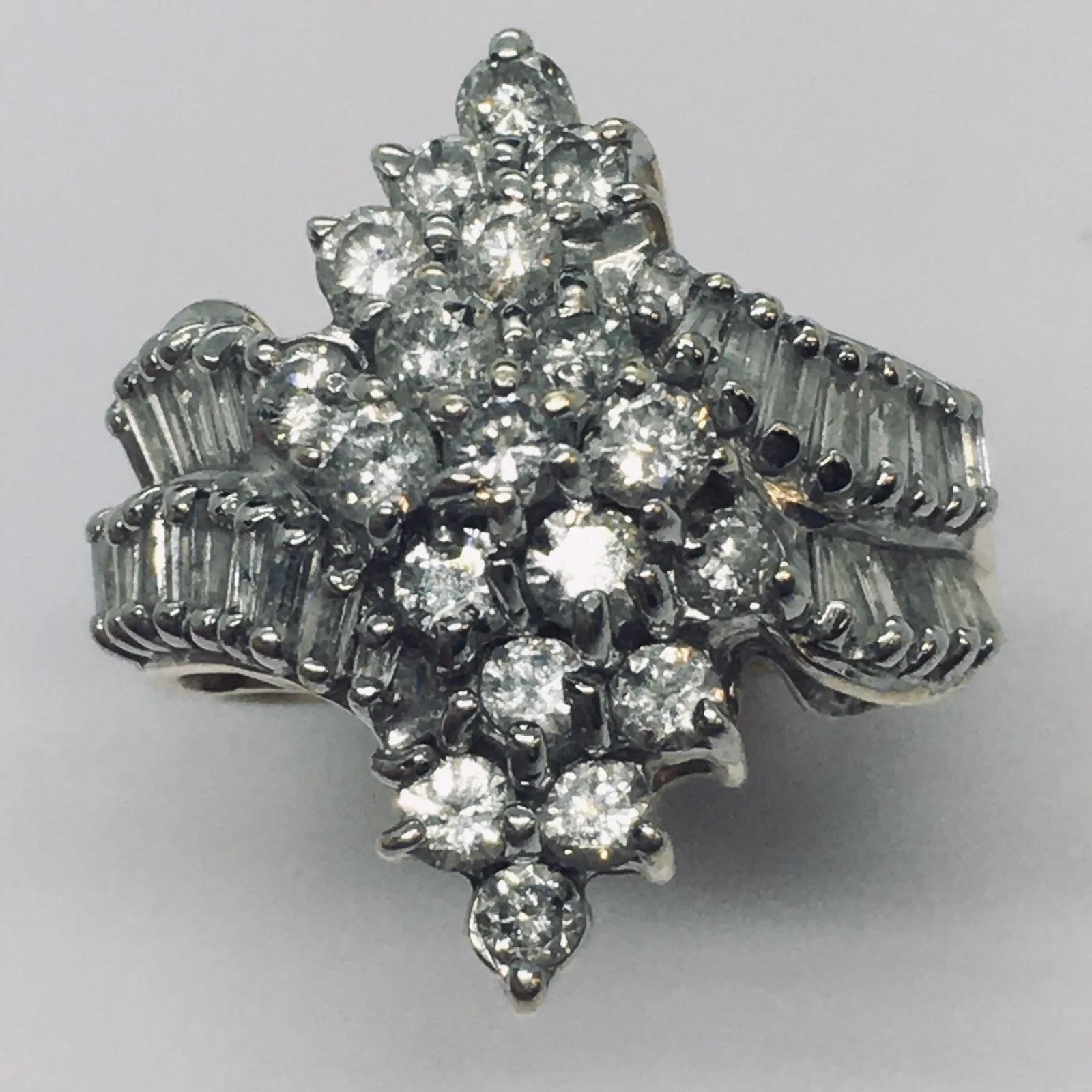 7,4 grammes
Marqué et testé en or 14K
Taille de doigt 7
19 diamants de taille ronde de 0,05 carat chacun, soit au total  Ronds de 0,95 carat
24 diamants taille baguette de 0,03 carat chacun  total de baguettes de 0,72 carat
Je calcule un total de