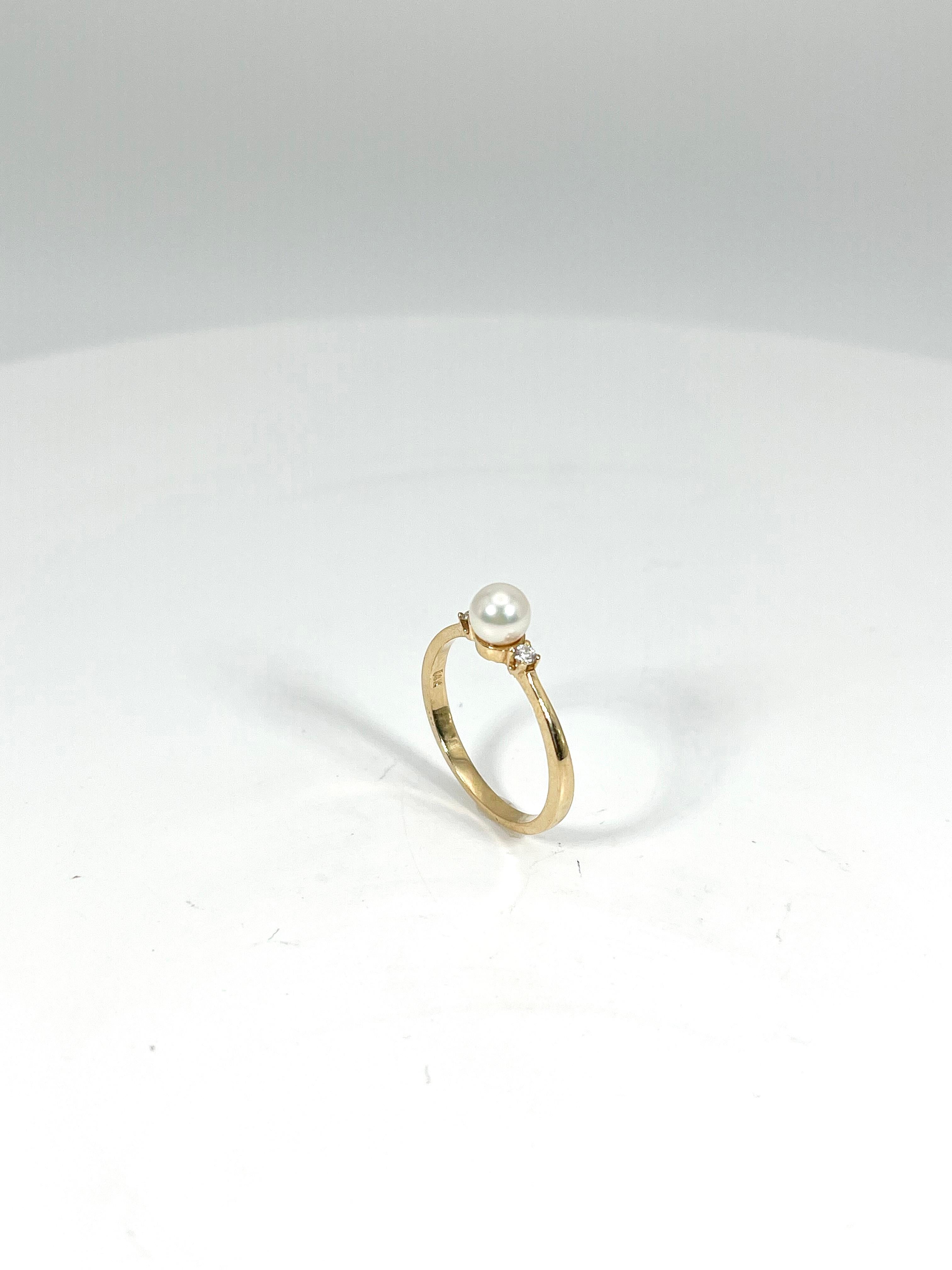 Ring aus 14 Karat Gelbgold mit weißer Perle und Diamant  (Rundschliff) im Angebot