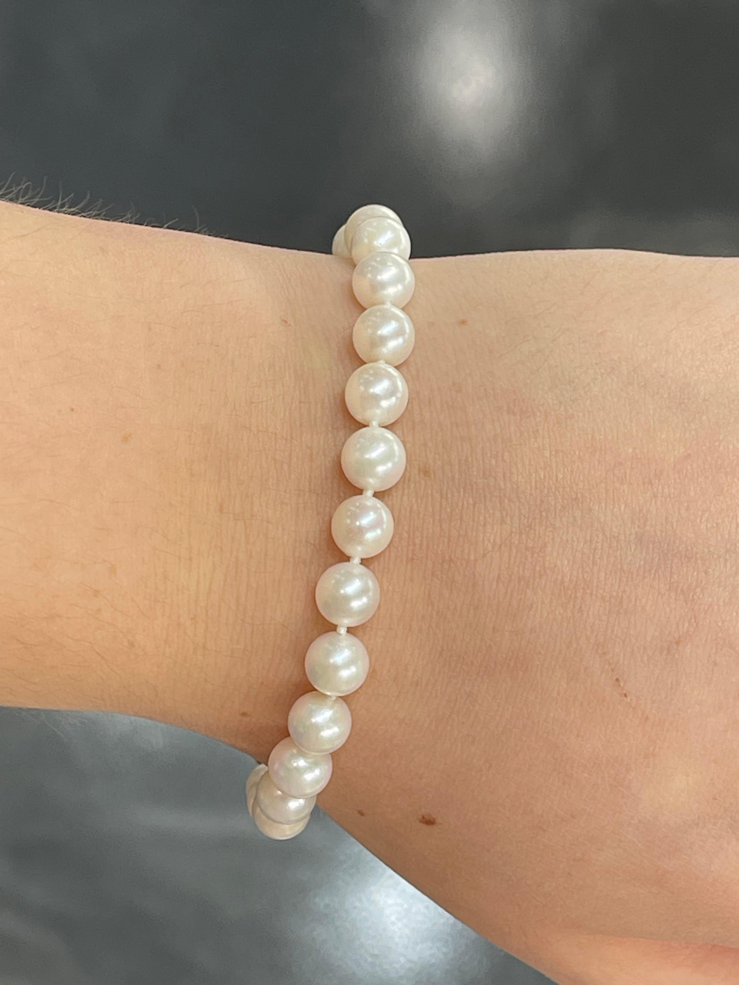 Bracelet en or jaune 14 carats avec perles blanches Pour femmes en vente