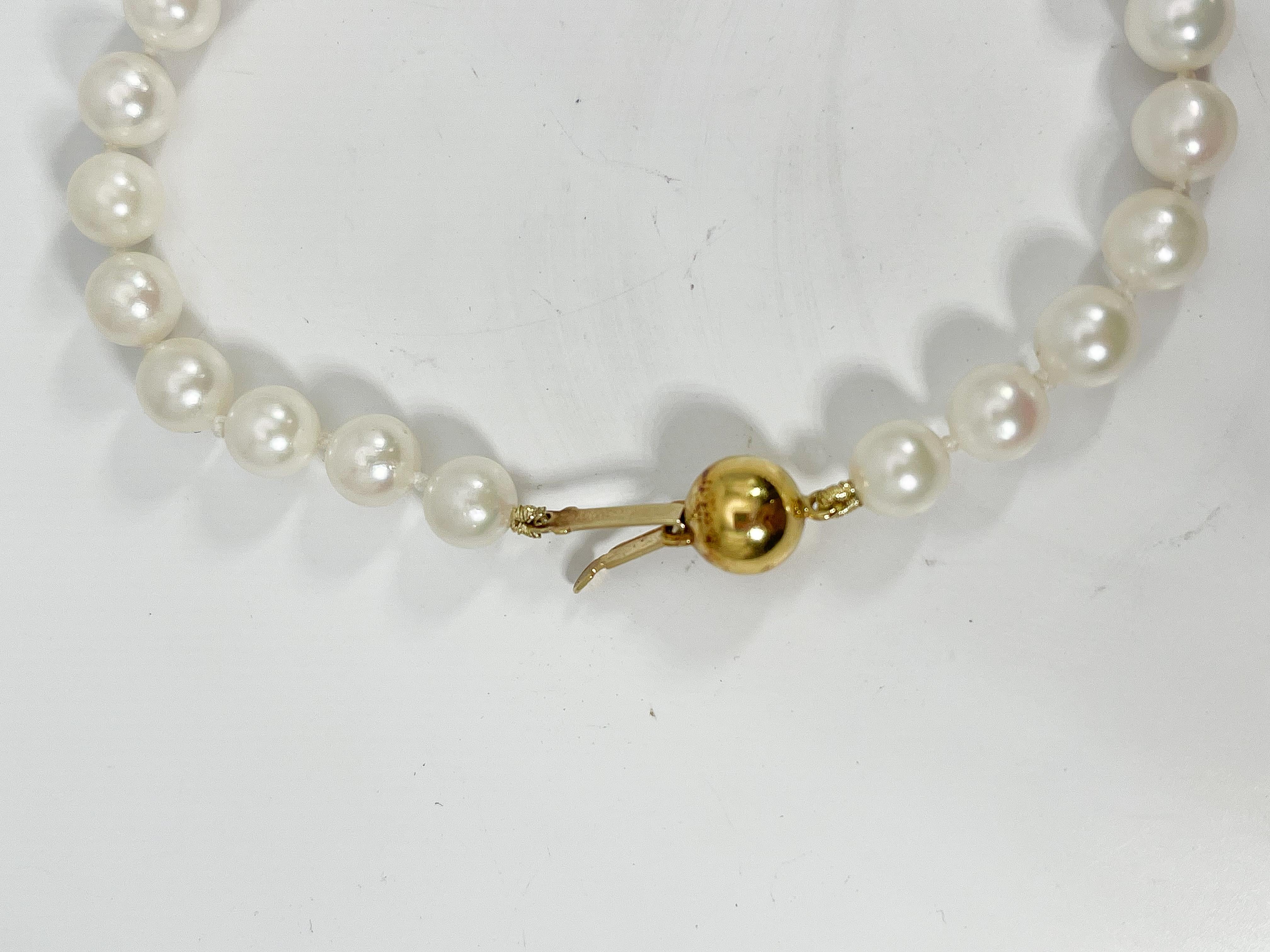 Bracelet en or jaune 14 carats avec perles blanches Excellent état - En vente à Stuart, FL