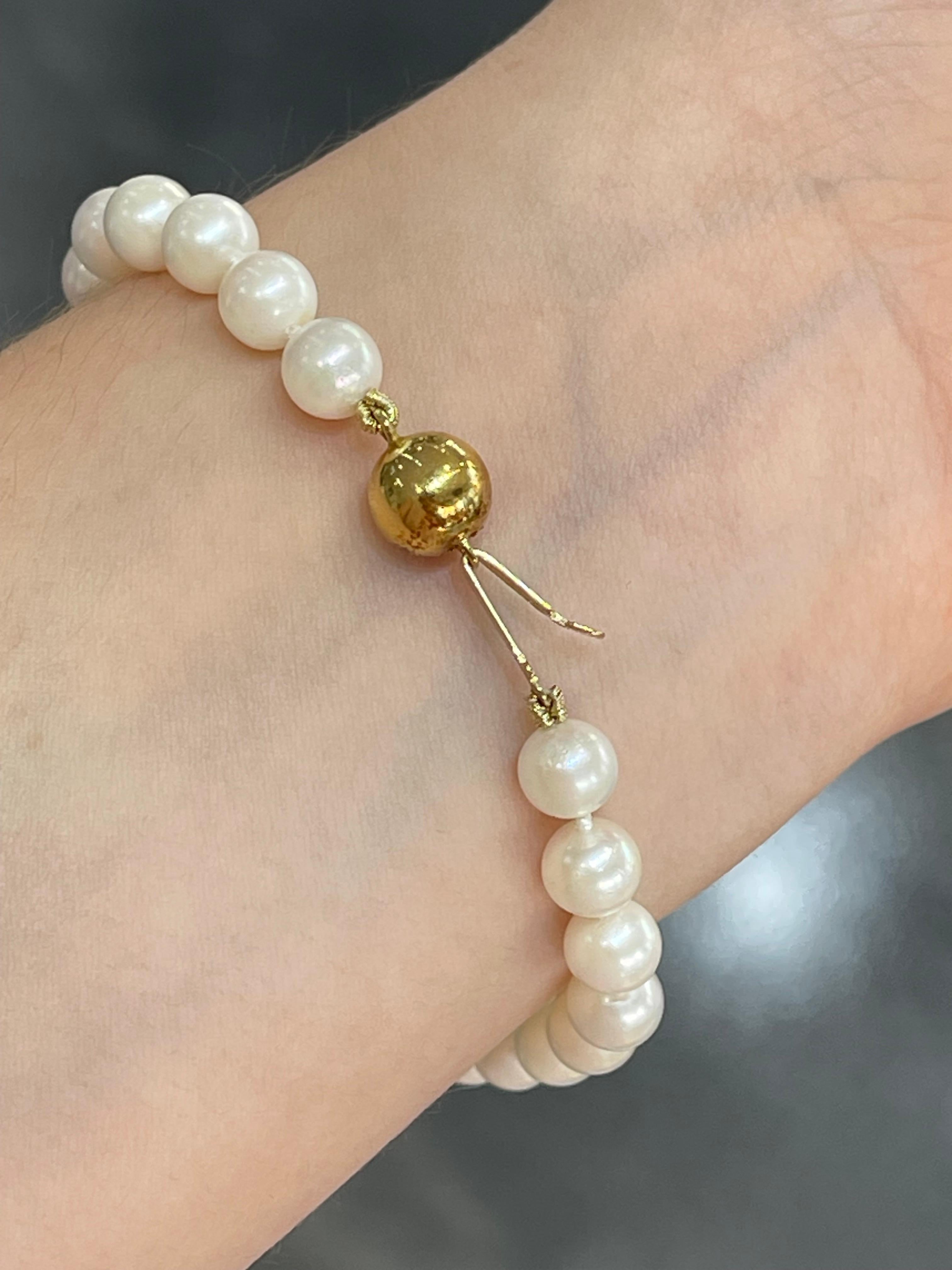 Bracelet en or jaune 14 carats avec perles blanches en vente 1