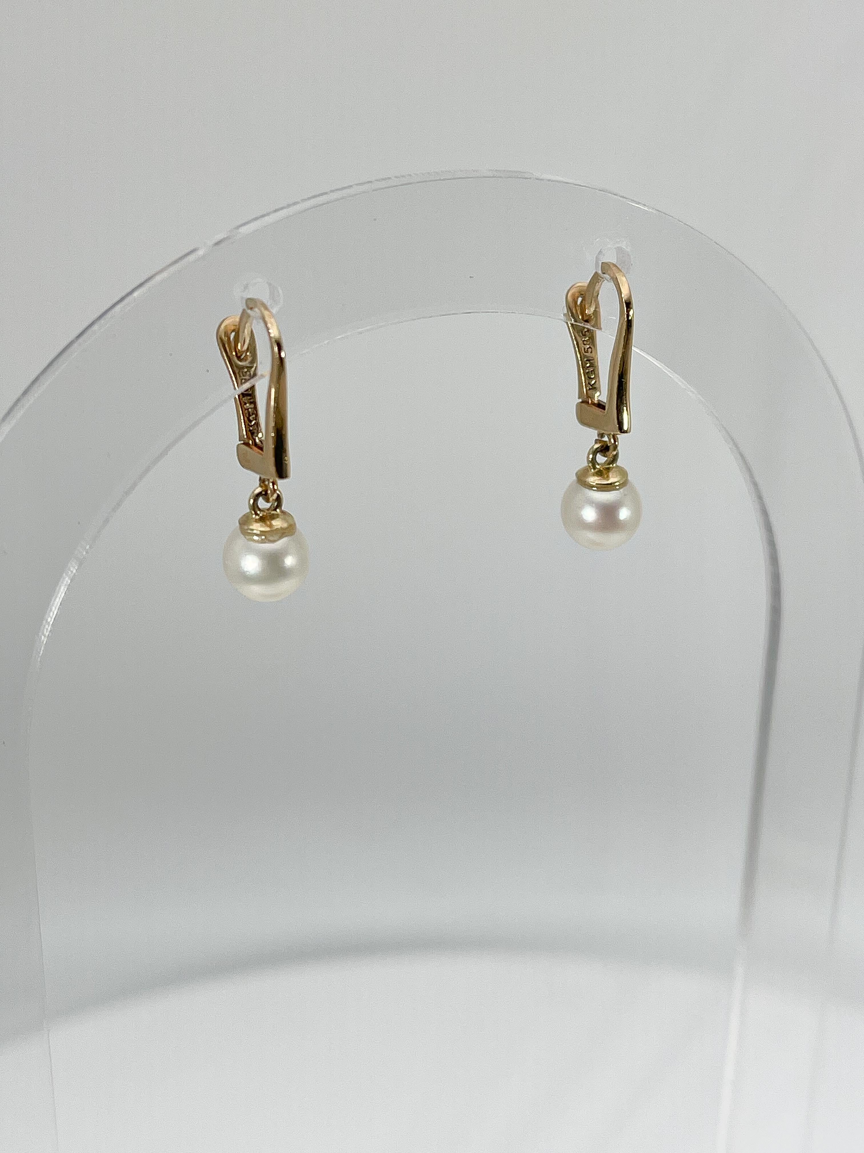 Perle Boucles d'oreilles pendantes en or jaune 14K et perles blanches en vente