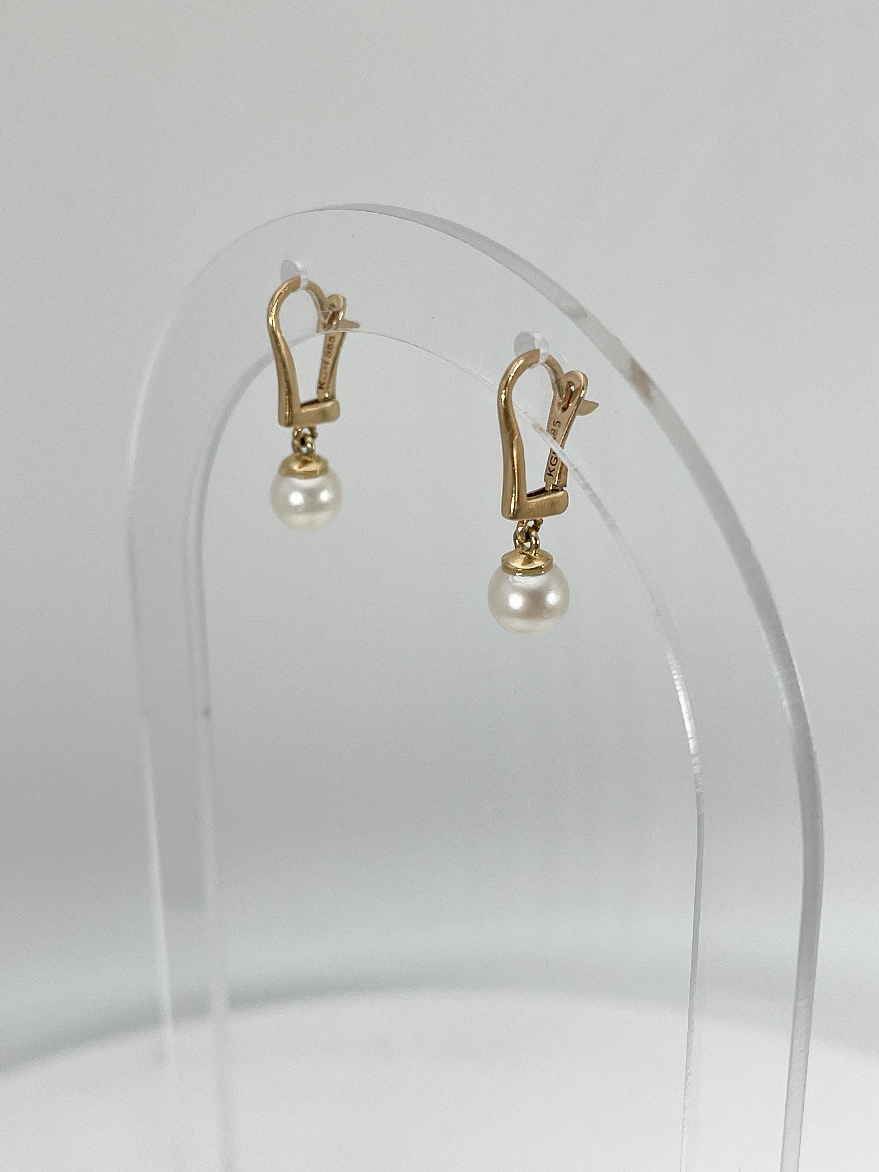 14K Yellow Gold White Pearl Drop Earrings In Excellent Condition For Sale In Stuart, FL