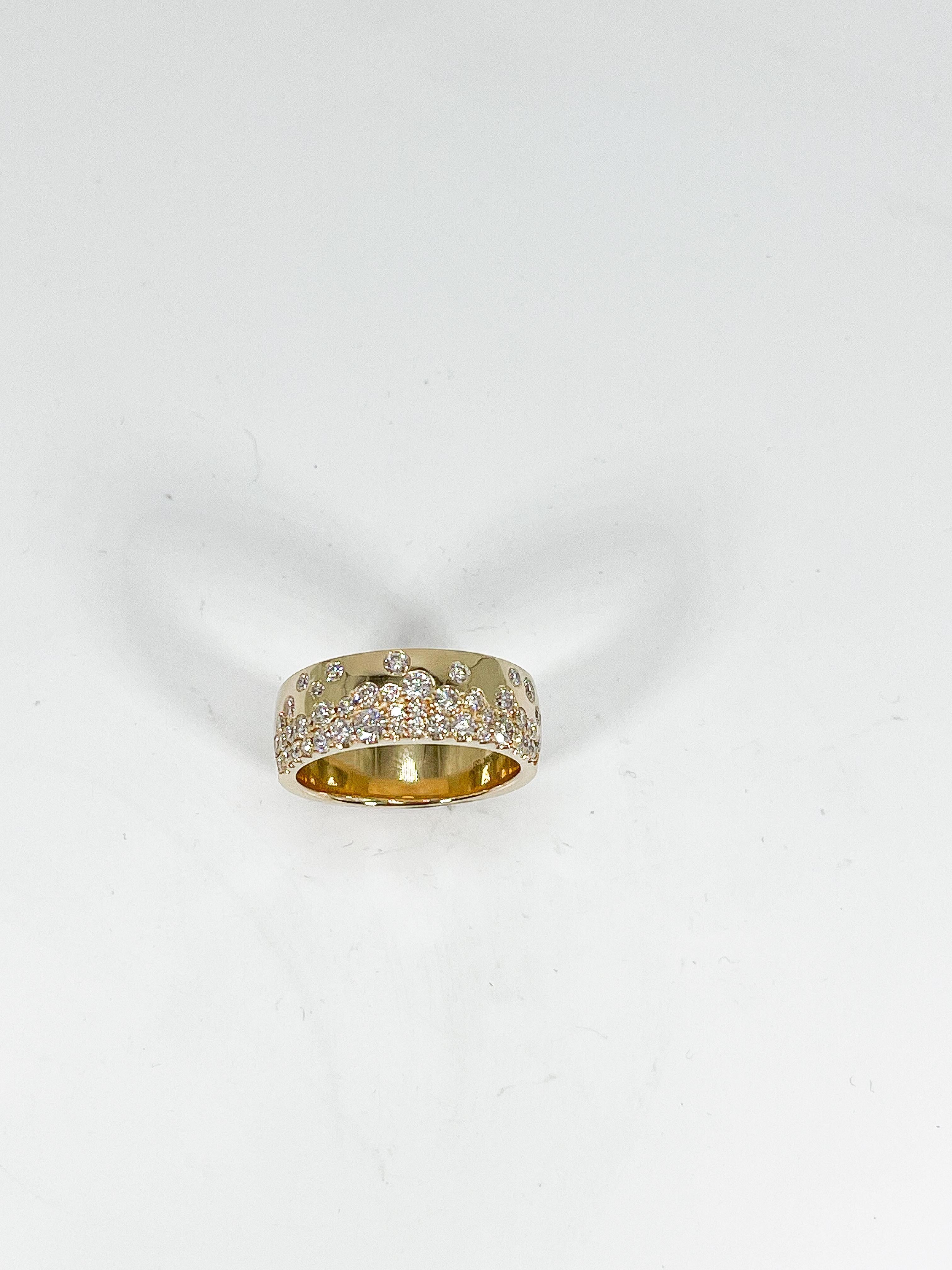 Bracelet large en or jaune 14k avec un diamant de 0,90 CTW. La bague est ornée de diamants ronds de différentes tailles, a une largeur de 6,9 mm, mesure une taille 7 et pèse 7,3 grammes.