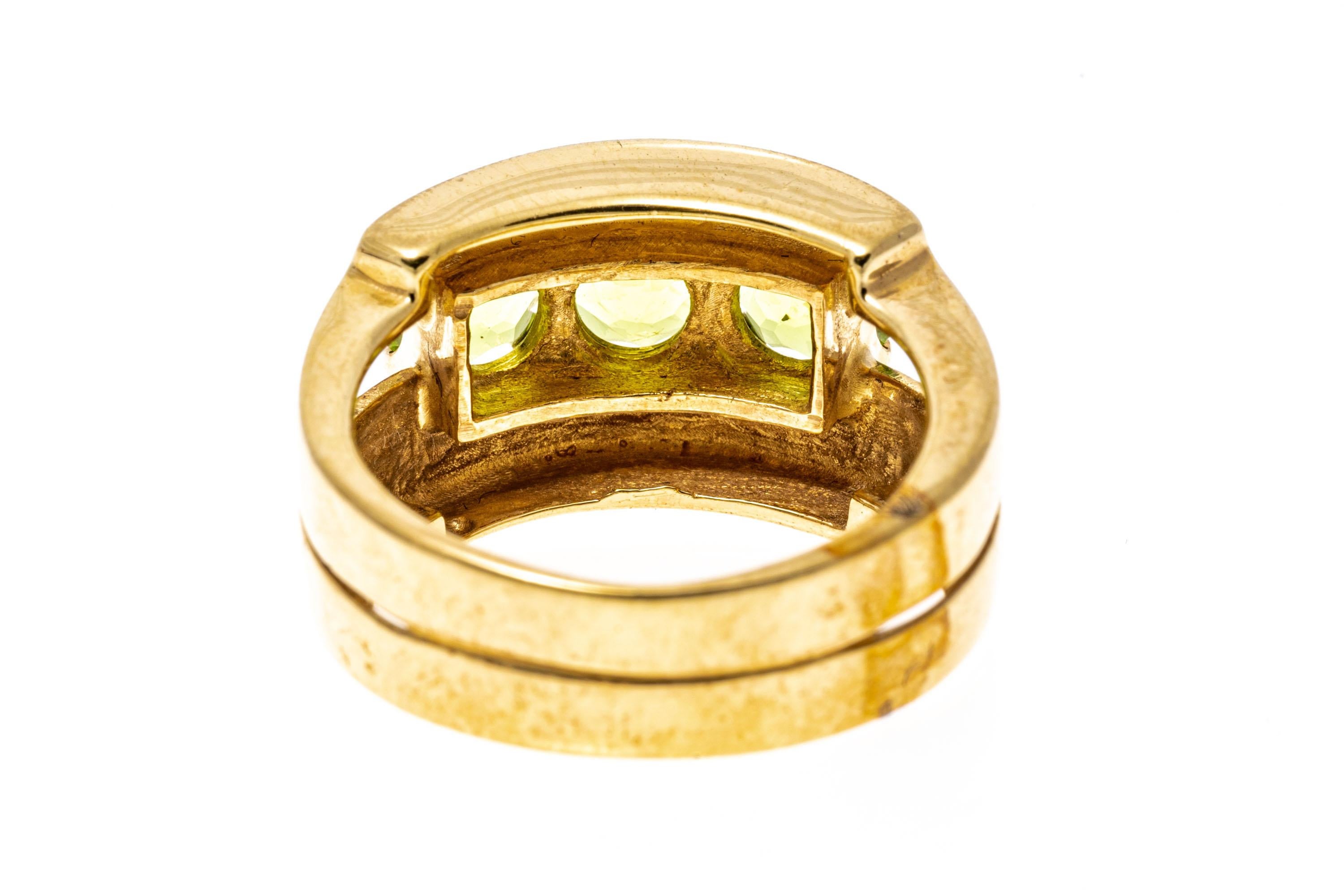 14 Karat Gelbgold Breiter, zeitgenössischer Peridot-Ring (Zeitgenössisch) im Angebot